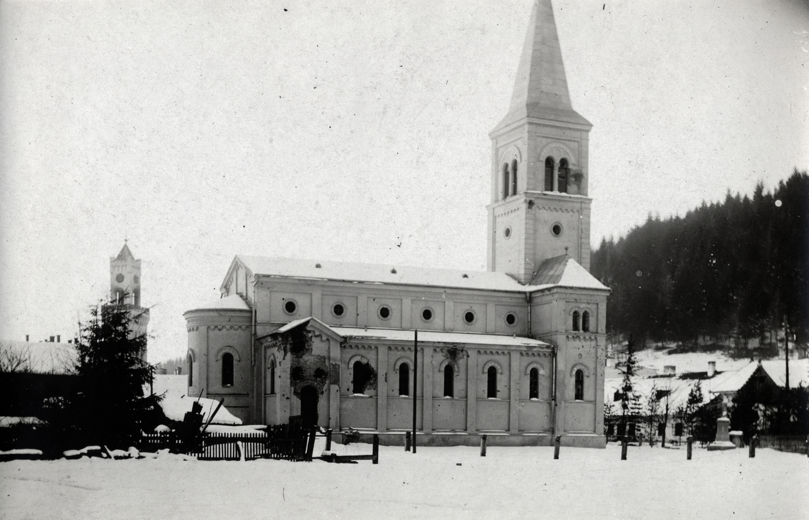Romania, Vatra Dornei, Strada Mihai Eminescu, a megrongálódott római katolikus templom. Balra a Városháza tornya látható., 1918, Vízkelety László, Fortepan #227482
