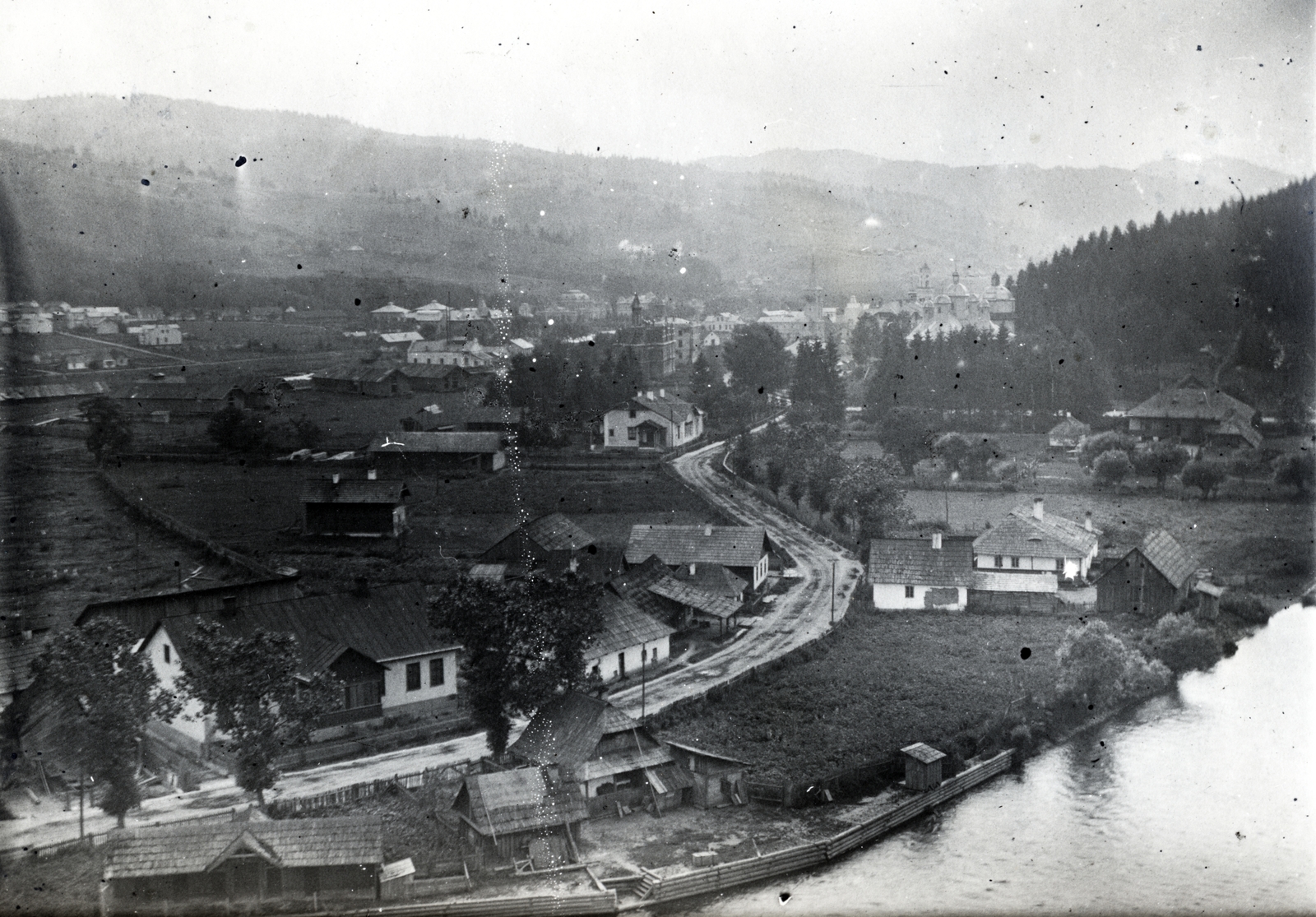 Romania, Vatra Dornei, rálátás a városra, előtérben a Dorna folyó látható., 1918, Vízkelety László, Fortepan #227486