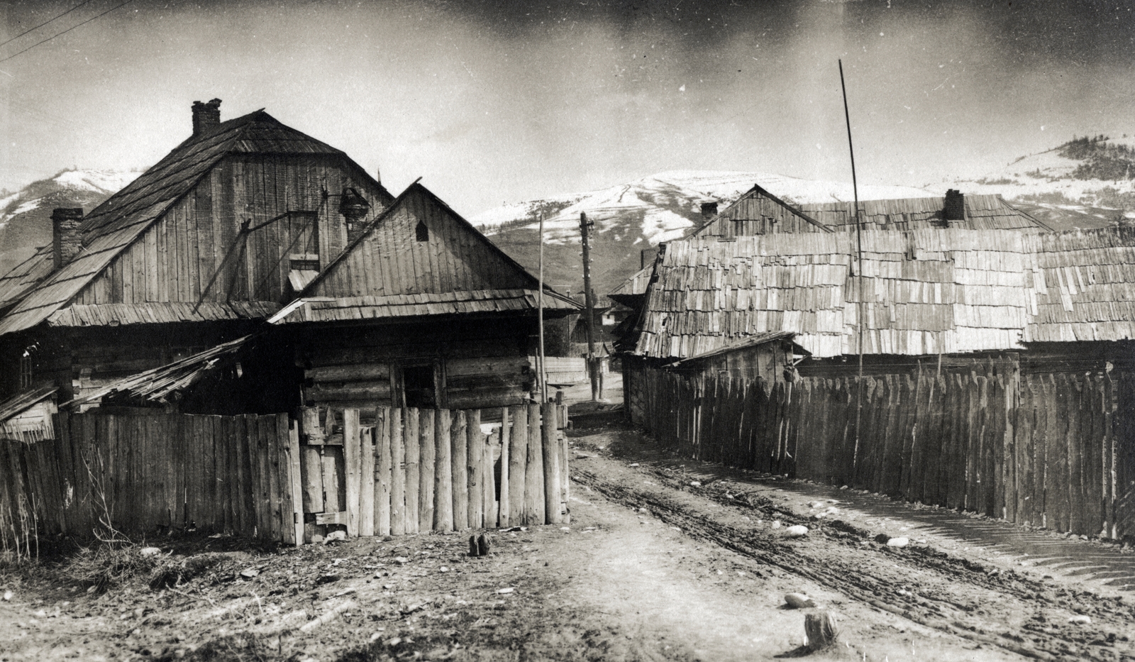 Romania,Transylvania, (ekkor Havasmező)., 1917, Vízkelety László, village, vernacular architecture, dirt road, winter, farmhouse, shingle, Fortepan #227492