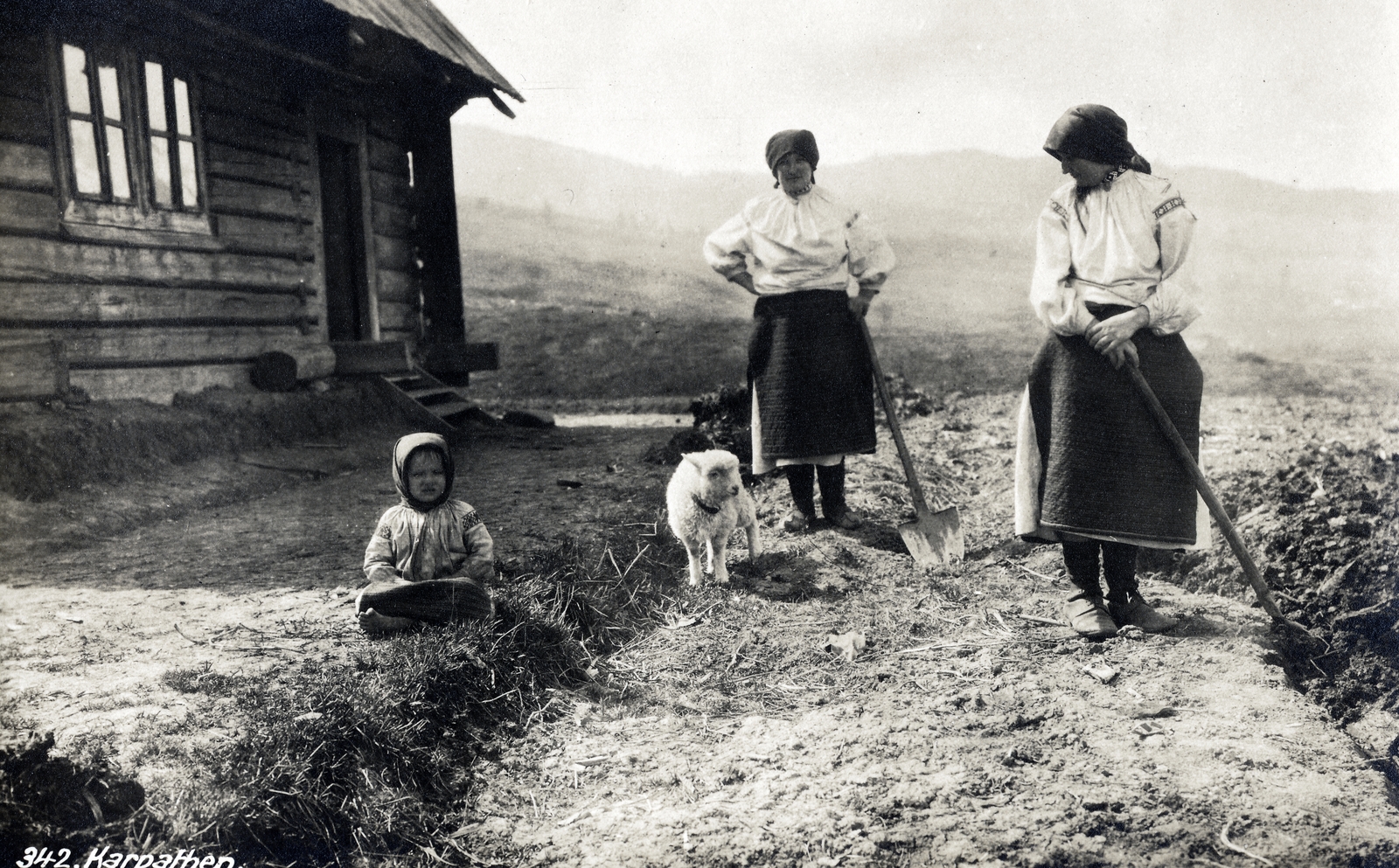 1917, Vízkelety László, népviselet, népi építészet, bárány, ásás, Fortepan #227505