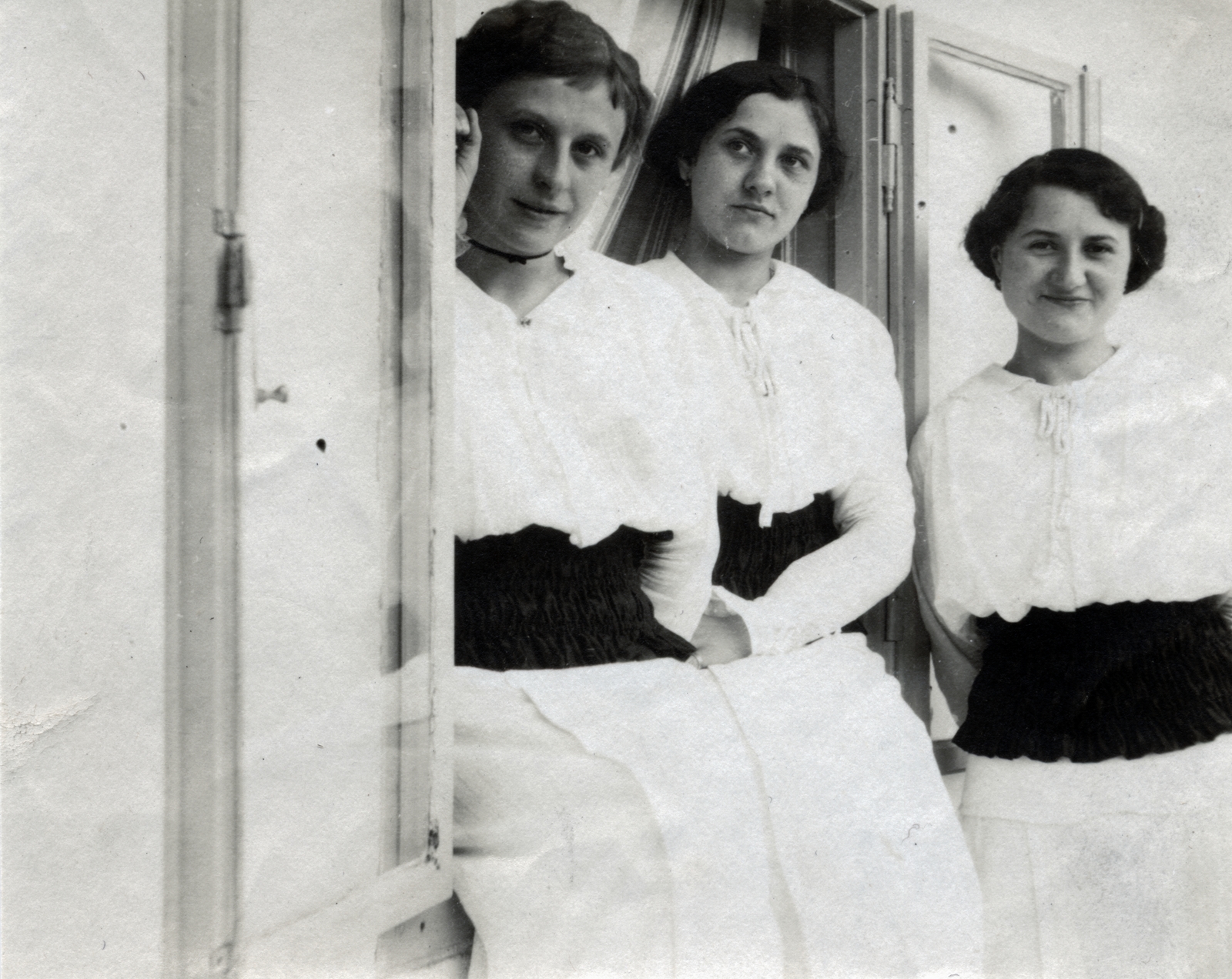 1916, Vízkelety László, three people, girls, Fortepan #227519