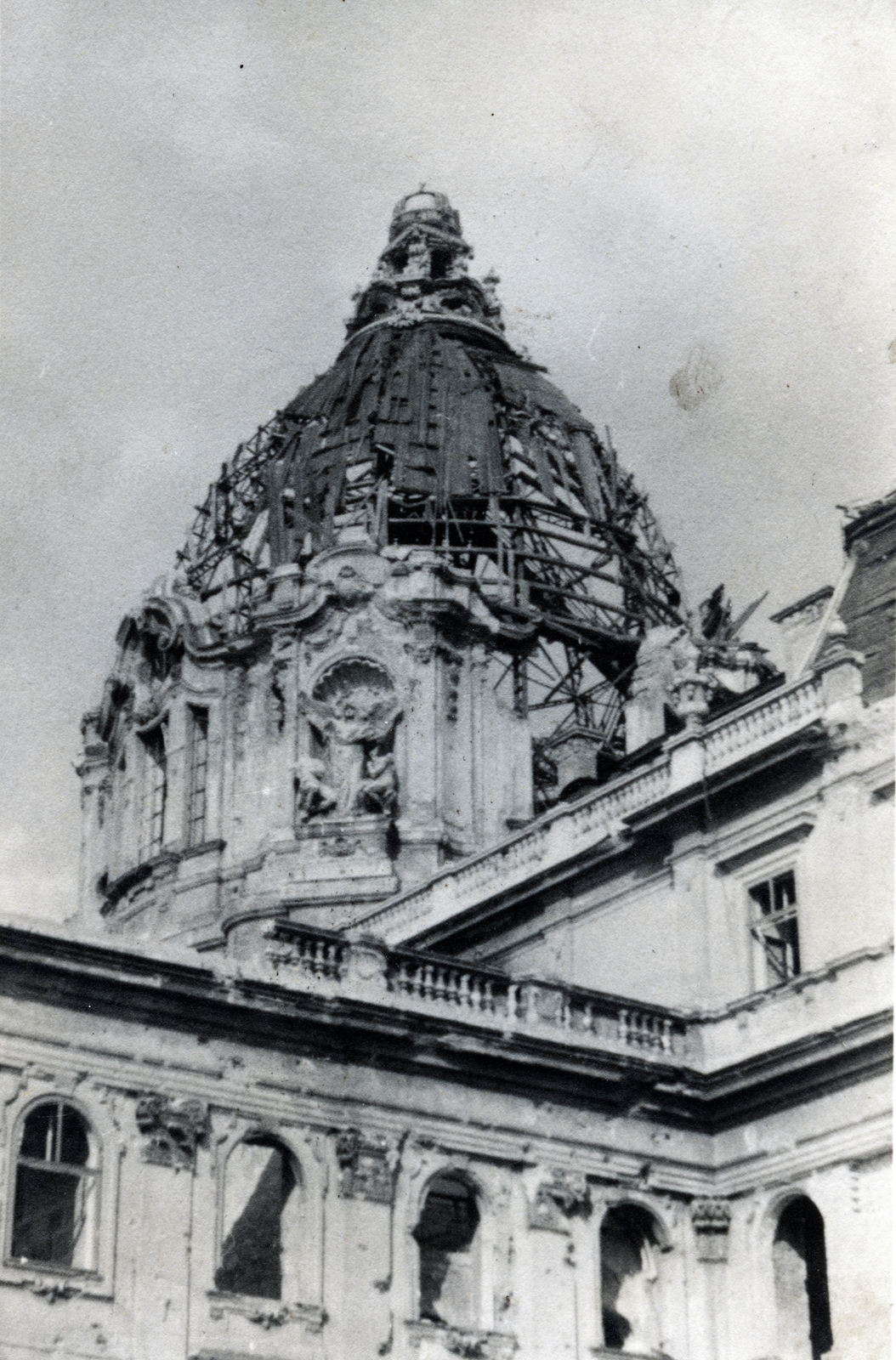 Magyarország, budai Vár, Budapest I., a Királyi Palota (később Budavári Palota) romos kupolája a Nagy udvar felől nézve., 1947, Vízkelety László, háborús kár, épületkár, kupola, Budapest, Fortepan #227535