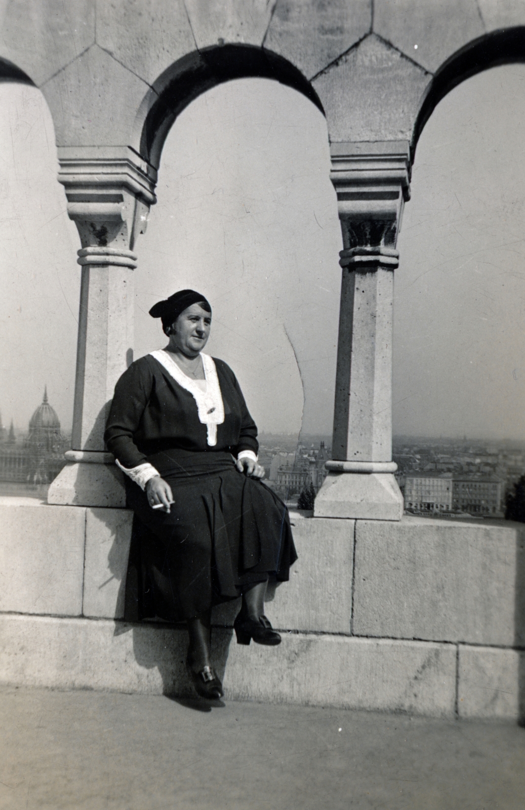 Hungary, Halászbástya, Budapest I., háttérben a Duna túlpartján a Parlament., 1930, Vízkelety László, parliament, Budapest, sitting on a wall, Fortepan #227545