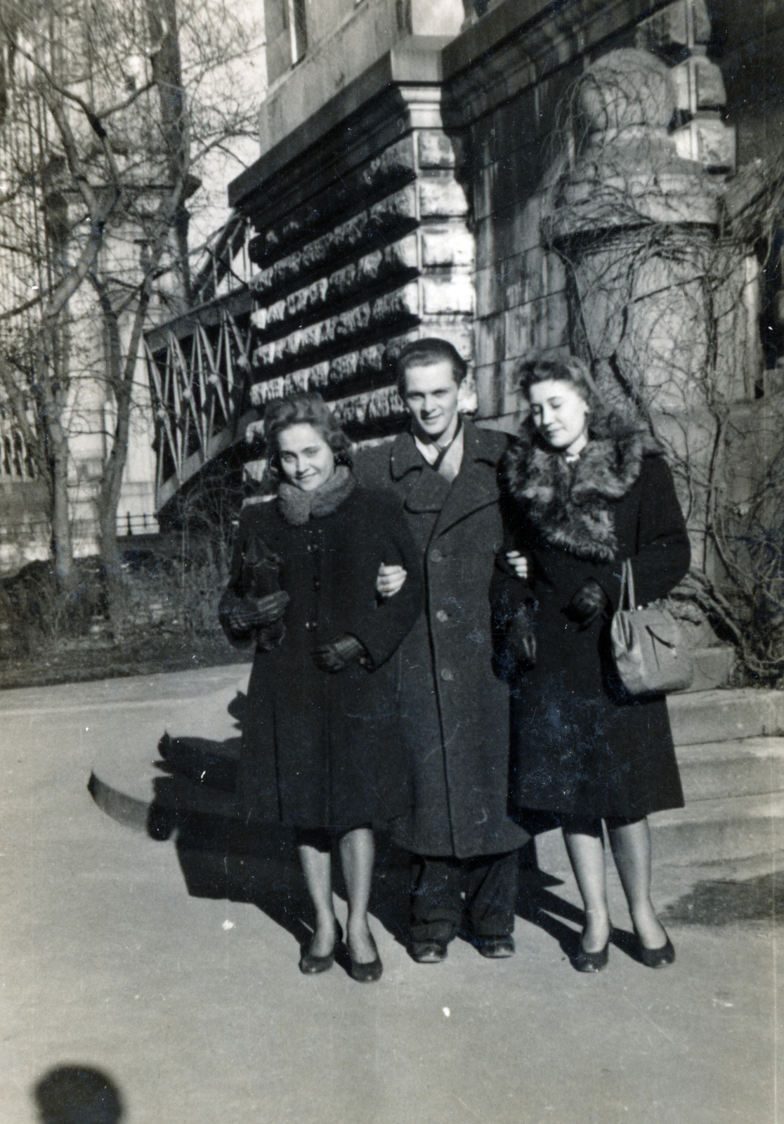 Magyarország, Budapest I., Döbrentei tér, park az Erzsébet híd budai hídfőjénél., 1938, Vízkelety László, Budapest, hárman, szőrme, télikabát, Fortepan #227546