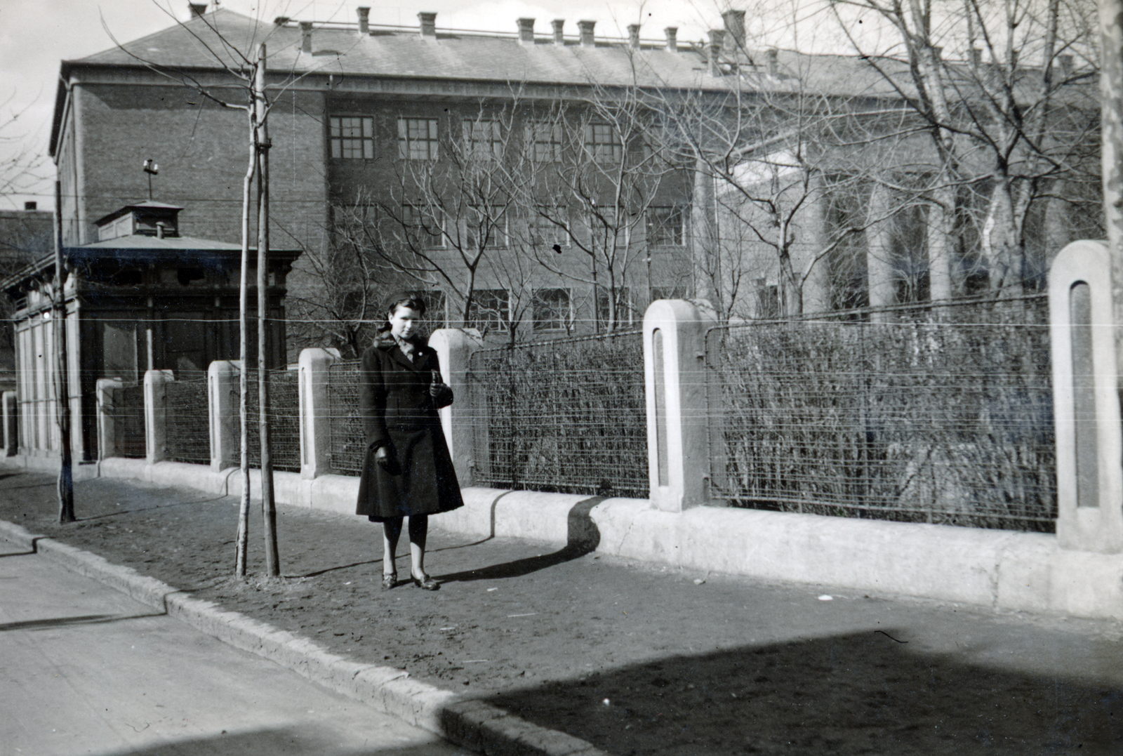 Hungary, Budapest IV., Nyár utca, jobbra a Tanoda (Ferenc József) tér, a háttérben a Pozsonyi utca túloldalán a Magyar Királyi Állami Könyves Kálmán Gimnázium., 1938, Vízkelety László, Budapest, fence, sapling, girl, coat, caps, Fortepan #227547