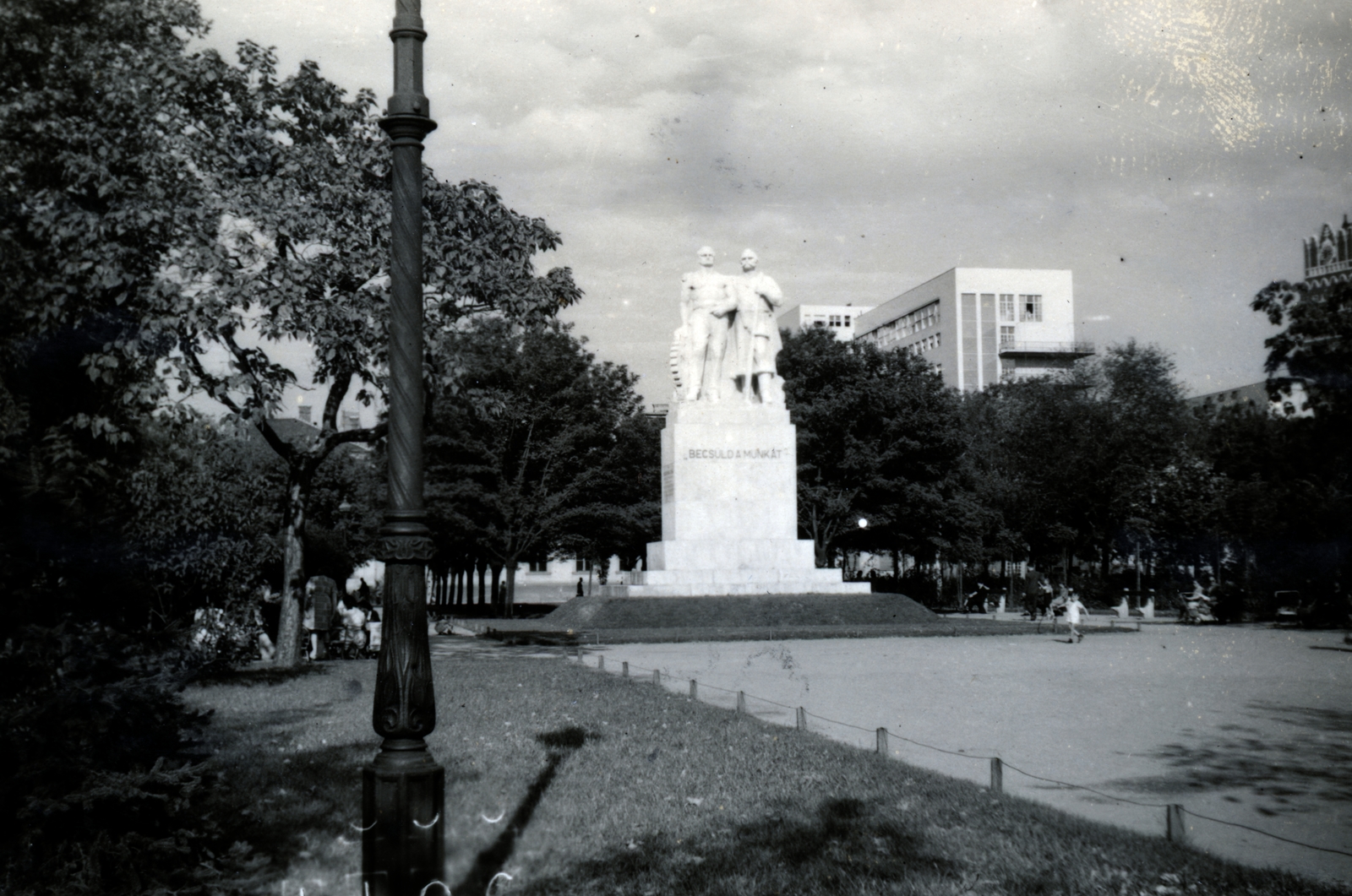 Hungary, Budapest VIII., II. János Pál pápa (Tisza Kálmán) tér, a Nemzeti munka szobra (Siklódy Lőrinc, 1943.). Háttérben a Fiumei úti Baleseti Intézet., 1943, Vízkelety László, Budapest, sculpture, Fortepan #227554