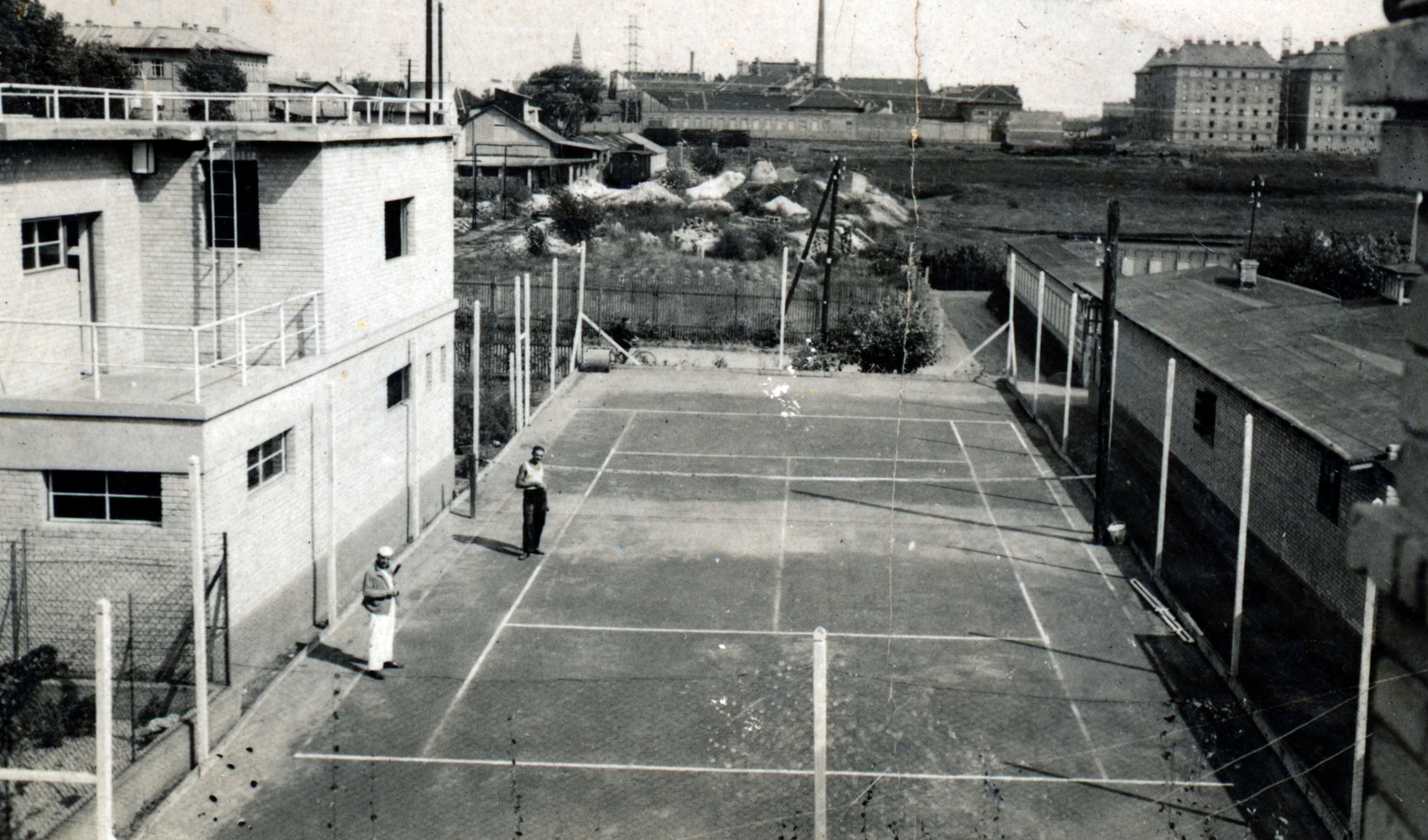 Magyarország, Budapest XIII., Duna-part a Túróc utca és a Meder utca között, a távolban jobbra a Váci út 170/b és c számú épület., 1936, Vízkelety László, Budapest, sportpálya, teniszpálya, Fortepan #227560