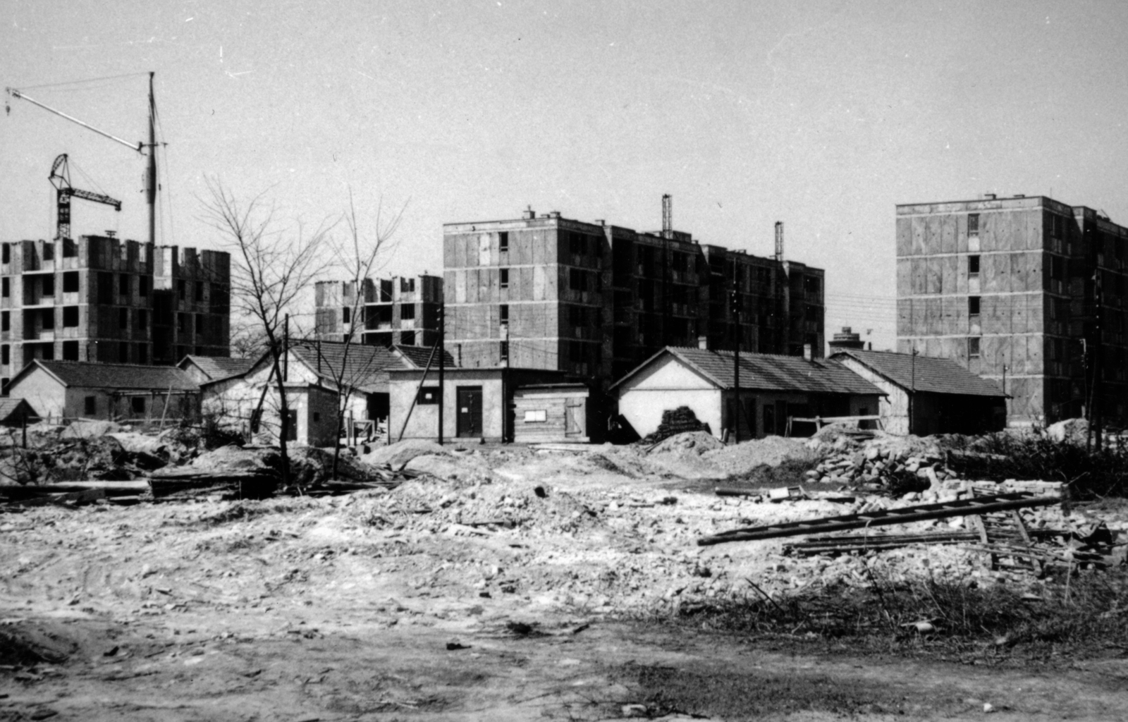 Magyarország, Budapest X., a Vörösdinka utca 5/b, 5/a, 7., és 9. számú házak, az utóbbi két épület között a távolban a kőbányai víztorony teteje látszik., 1964, Vízkelety László, Budapest, Fortepan #227564