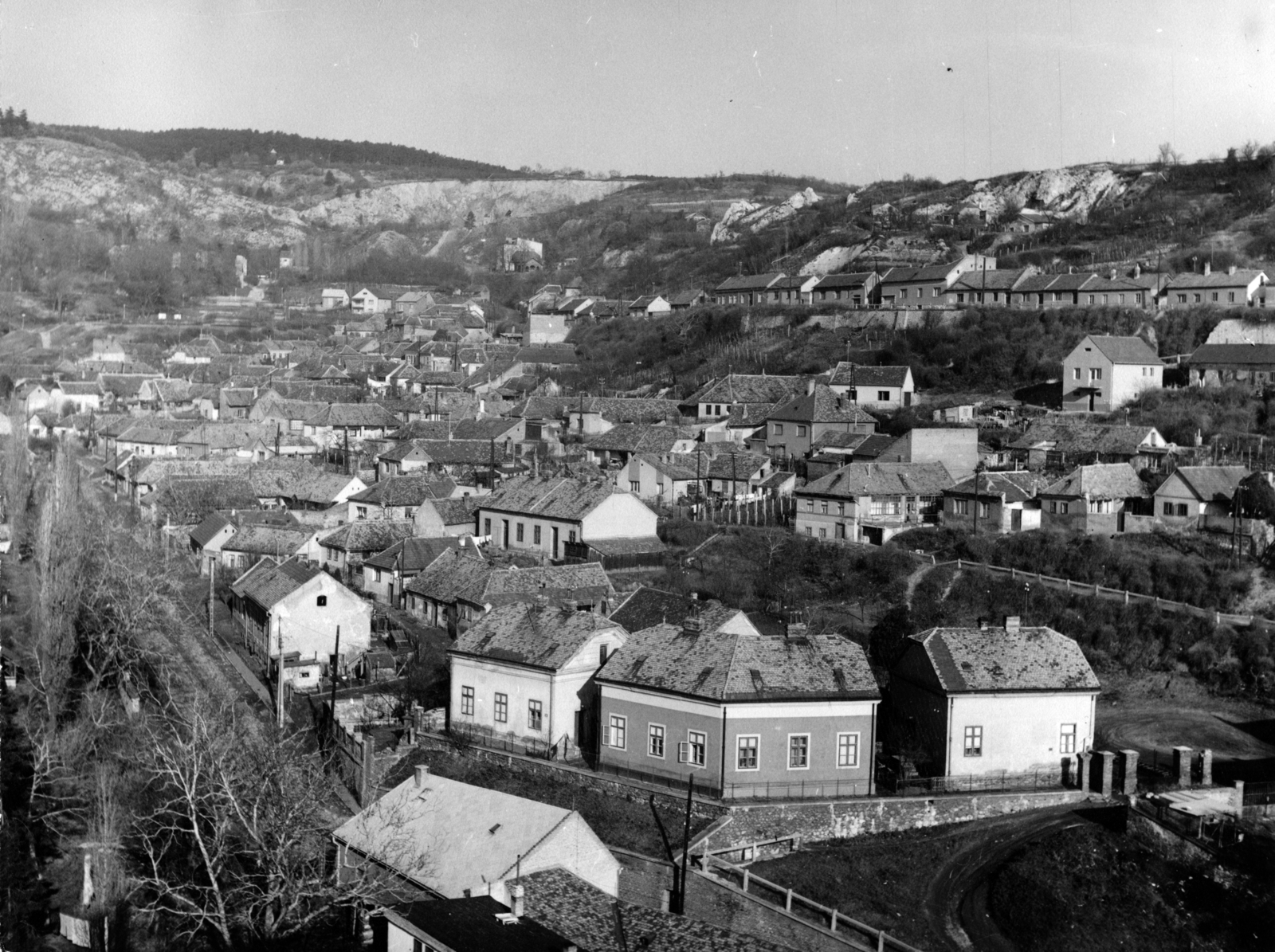 Magyarország, Pécs, Tettye városrész, előtérben a Vince utca, jobbra a Havihegy., 1969, Vízkelety László, Fortepan #227587