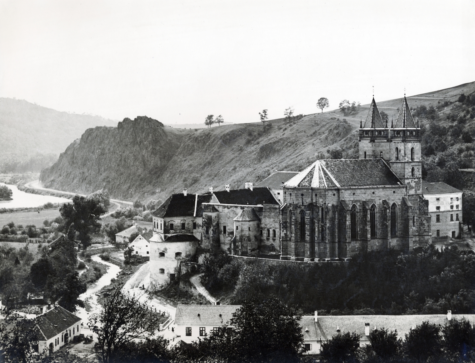 Slovakia, Hronský Beňadik, balra a Garam folyó, jobbra a bencés apátsági templom és kolostor épülettömbje., 1912, Vízkelety László, church, picture, Fortepan #227590