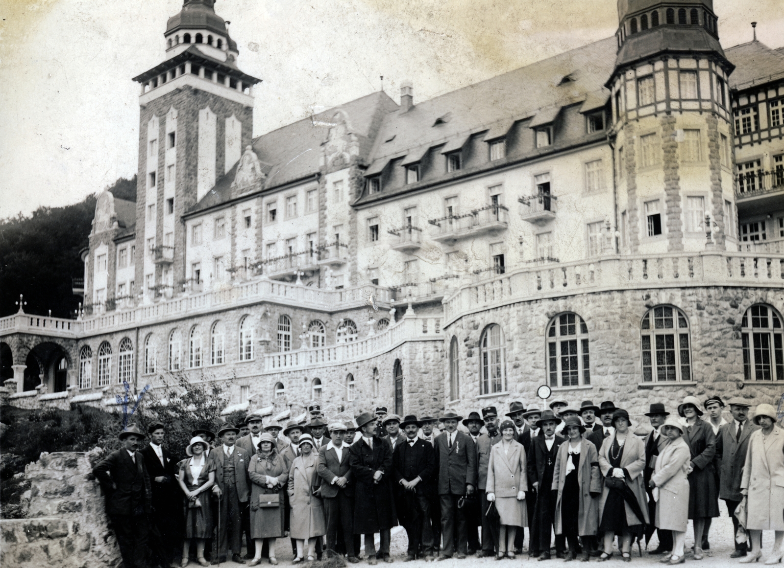 Hungary, Miskolc, a felvétel a Palotaszálló előtt készült., 1930, Vízkelety László, tableau, hotel, Fortepan #227623
