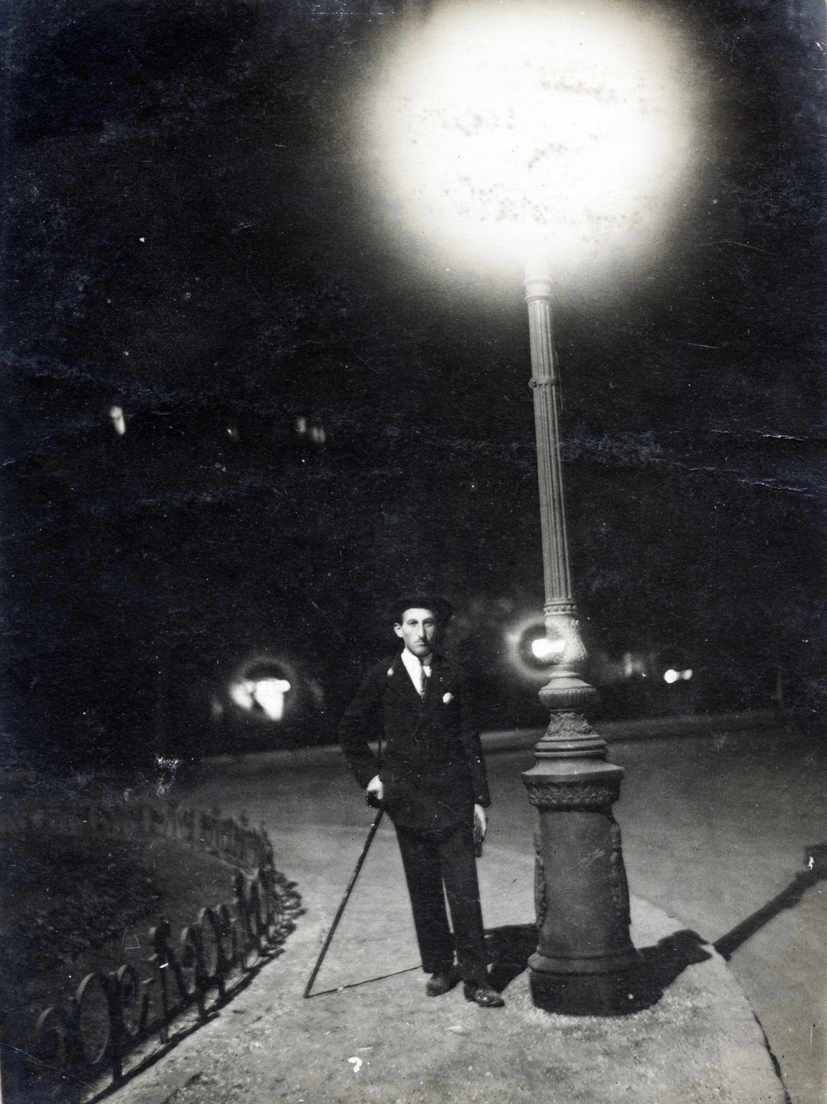 1932, Vízkelety László, lámpa, séta, férfi, éjszaka, sétabot, Fortepan #227624