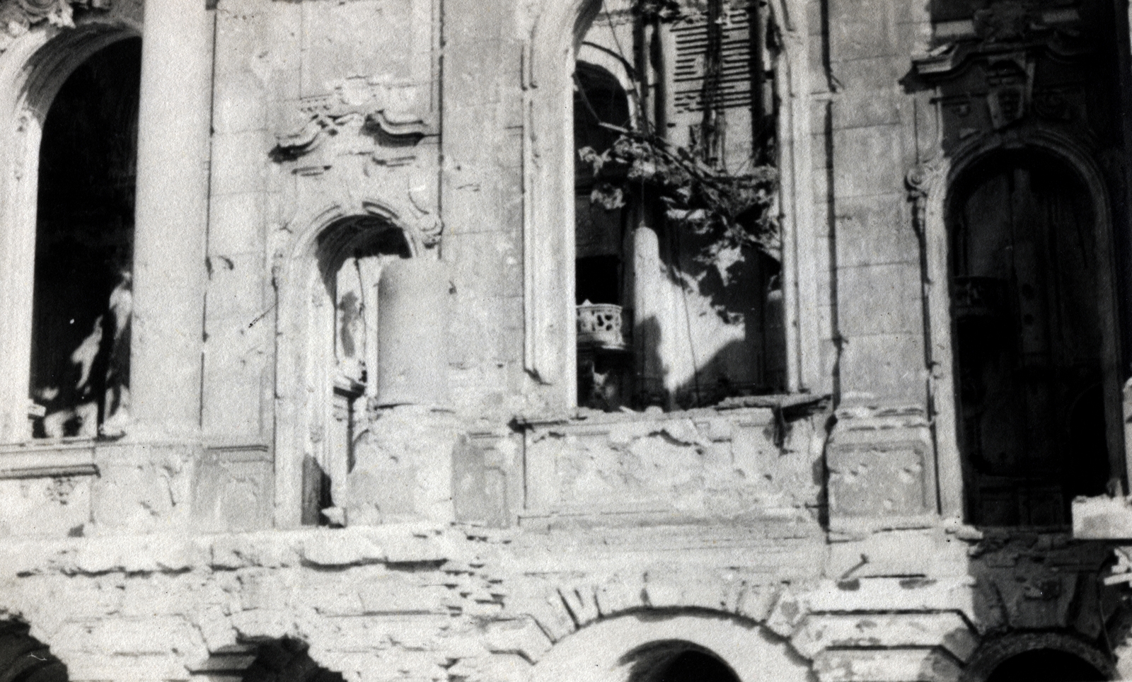 Magyarország, budai Vár, Budapest I., Királyi Palota (később Budavári Palota), a kitört ablakokon keresztül a romos bálterem látható a Hunyadi udvar felől., 1947, Vízkelety László, háborús kár, golyónyom, fal, Budapest, Fortepan #227634