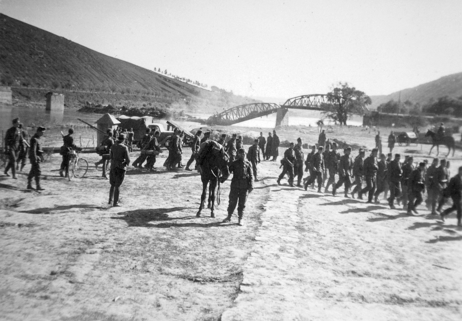 Ukrajna, a II. utászzászlóalj hidat épít, háttérben a felrobbantott Dnyeszter híd Mihalcse és Usztecsko között., 1941, Ungváry Krisztián, keleti front, híd, katonaság, második világháború, hídroncs, Fortepan #22764