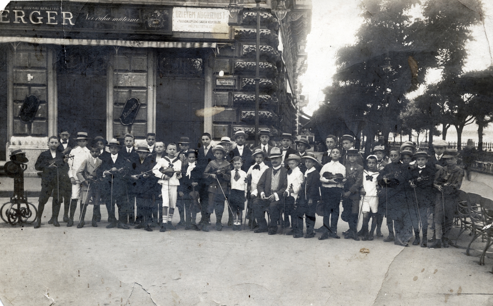 Magyarország, Budapest V., Vigadó tér, a felvétel az Első Magyar Általános Biztosító Társaság székháza előtt, a Dunakorzónál készült., 1905, Vízkelety László, hangszer, csoportkép, hegedű, zeneiskola, Budapest, Fortepan #227649