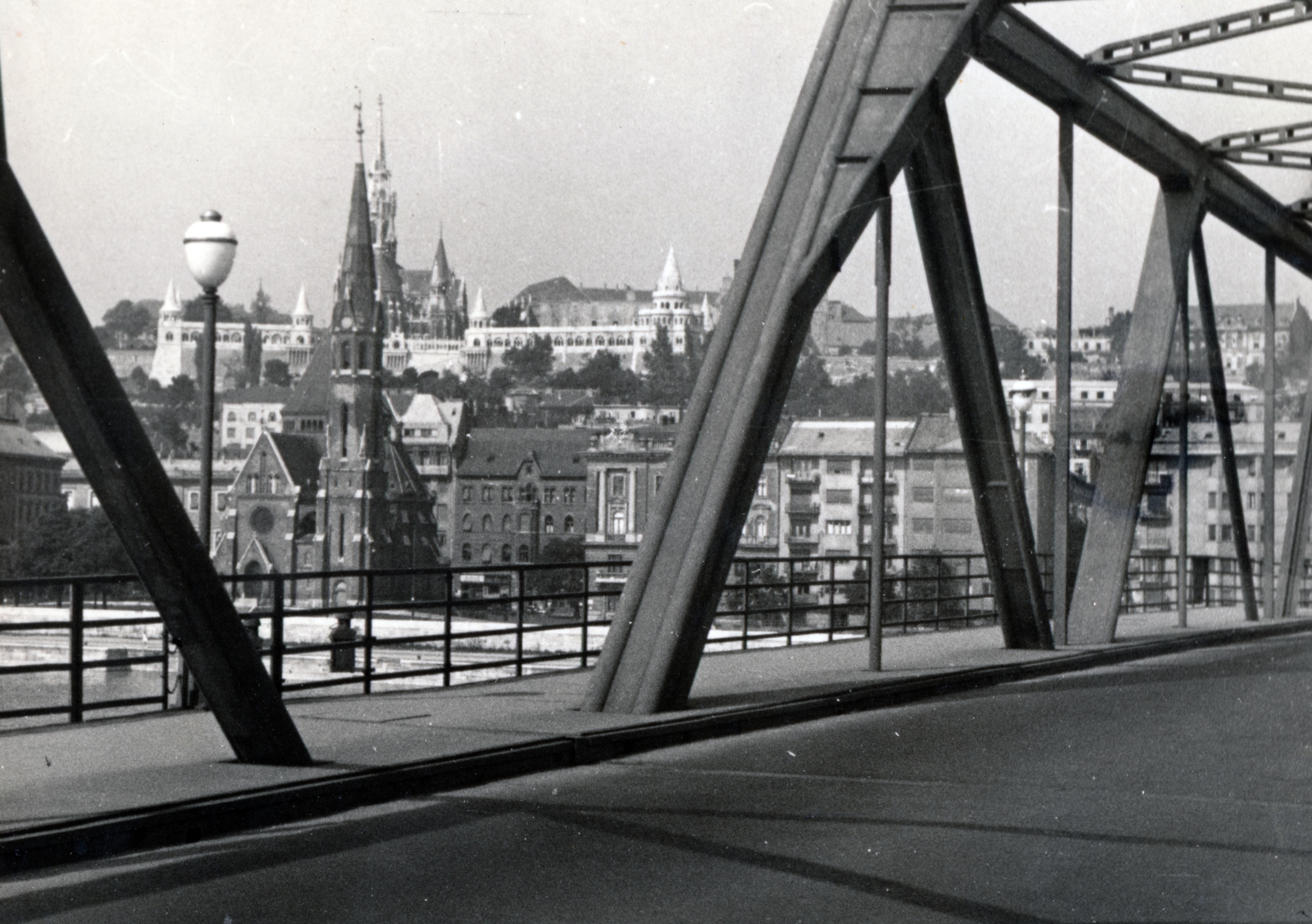 Hungary, Budapest I., Kossuth híd, szemben a Szilágyi Dezső téri református templom, fenn a budai Várban a Halászbástya és a Mátyás-templom., 1954, Vízkelety László, bridge, picture, church, steel structure, Budapest, Fortepan #227656