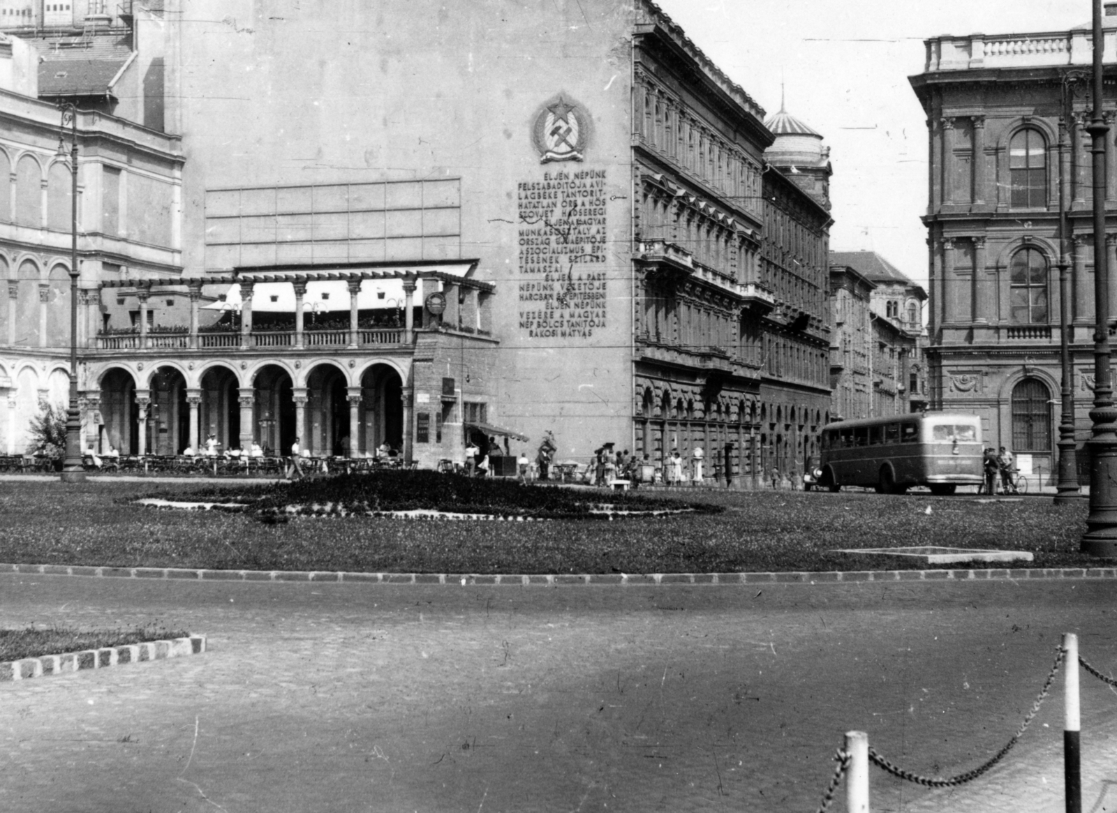 Hungary, Budapest I., Clark Ádám tér, balra a Lánchíd presszó terasza., 1954, Vízkelety László, Budapest, street view, firewall, terrace, square, political decoration, hospitality, Fortepan #227657