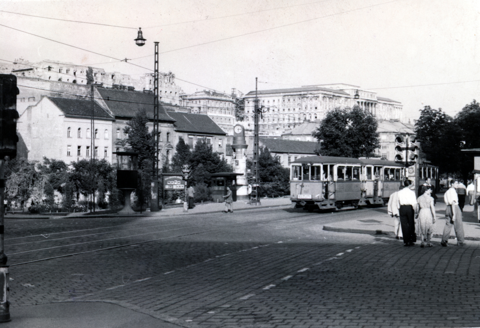 1955, Vízkelety László, villamos, palota, hirdető tábla, pavilon, köztéri óra, hirdetőoszlop, rendőrkalitka, útkereszteződés, gyalogátkelő, Fortepan #227662