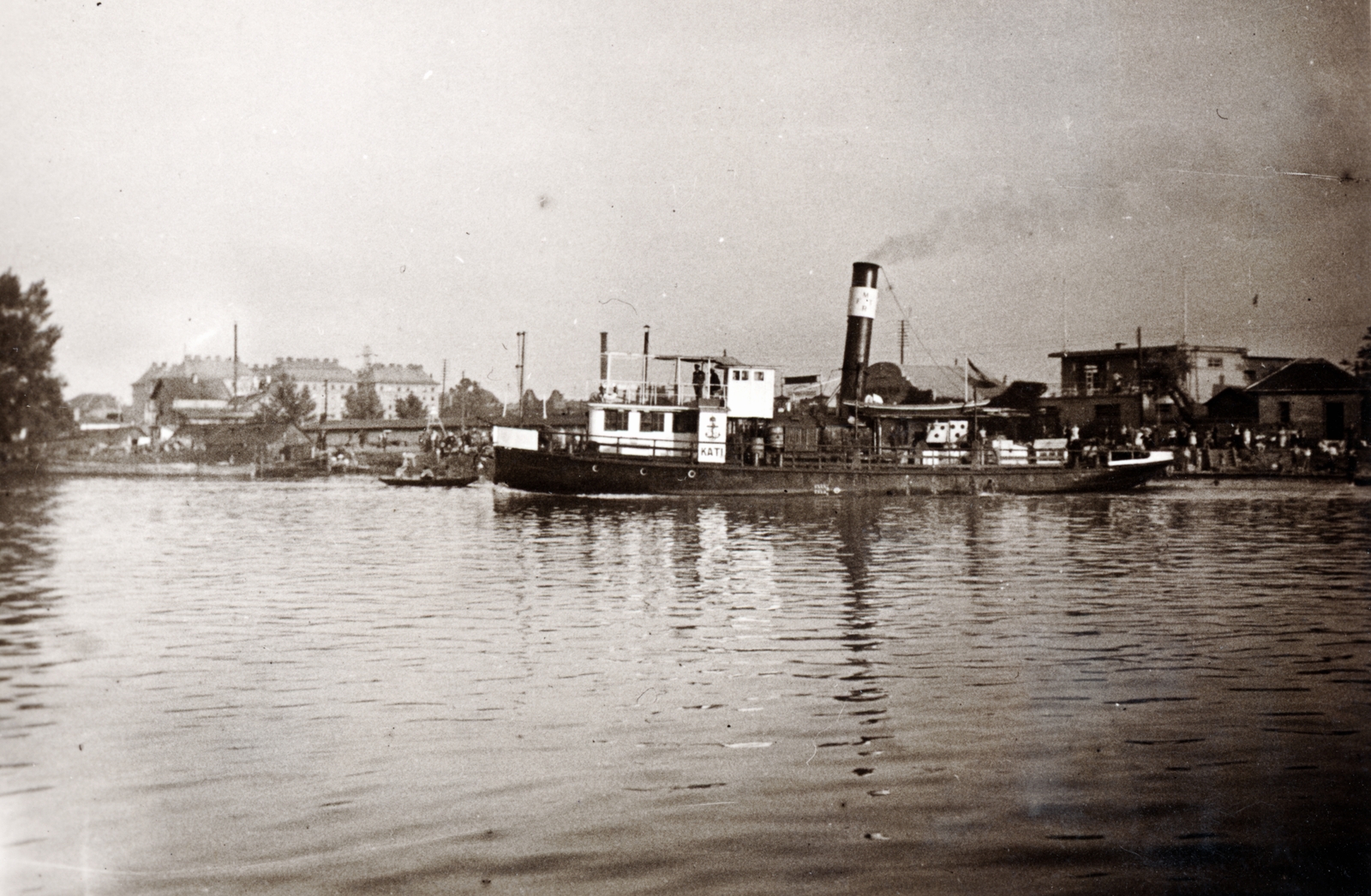 Hungary, Budapest XIII., Újpesti-öböl, a Kati vontatóhajó mögött az öböl bejáratánál a Meder utca, a Viktória Evezős Egylet és a Poseidon Evezős Club csónakháza látható. Balra távolban a Váci út 170/a–b–c számú házak láthatók., 1936, Vízkelety László, Budapest, Fortepan #227666