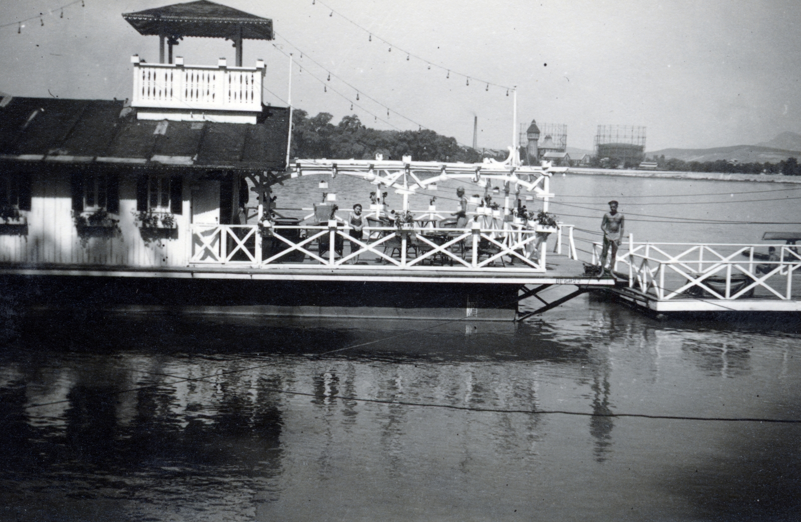 Magyarország, Budapest XIII.,Budapest III., csónakház és stég a Népszigetnél, háttérben az Óbudai-sziget északi csúcsa és az Óbudai Gázgyár látható., 1938, Vízkelety László, Budapest, Fortepan #227679