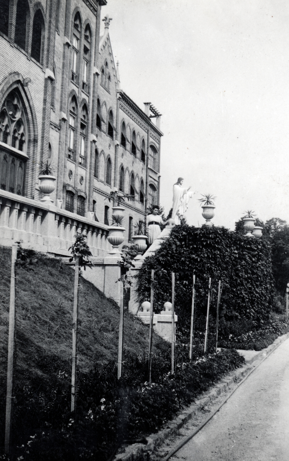 Hungary, Budapest XII., Farkasvölgyi út 12-14., a felvétel az Isteni Szeretet Leányainak rendháza előtt készült., 1942, Vízkelety László, Budapest, Fortepan #227680