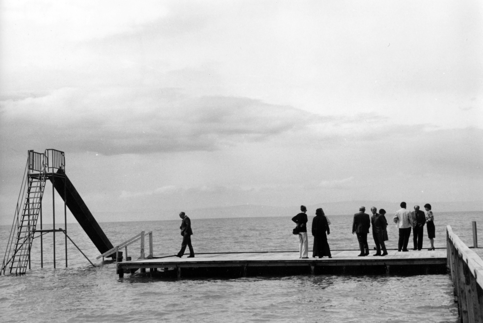 Hungary, Balatonvilágos, Balaton-parti stég és csúszda a Középületépítő Vállalat Üdülője előtt., 1976, Középületépítő Vállalat - Kreszán Albert - Koczka András - Kemecsei József, Lake Balaton, Best of, Fortepan #227686