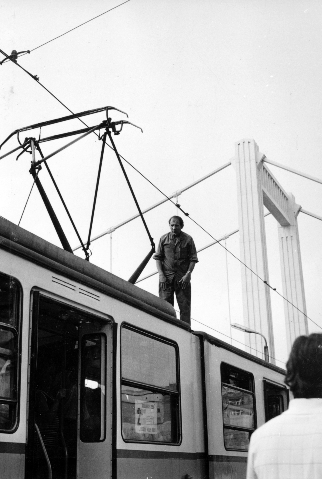 Magyarország, Budapest V., Belgrád rakpart, a 2-es villamos hátterében az Erzsébet híd pesti hídfőjének kapuzata látható., 1971, Középületépítő Vállalat - Kreszán Albert - Koczka András - Kemecsei József, Budapest, Fortepan #227719