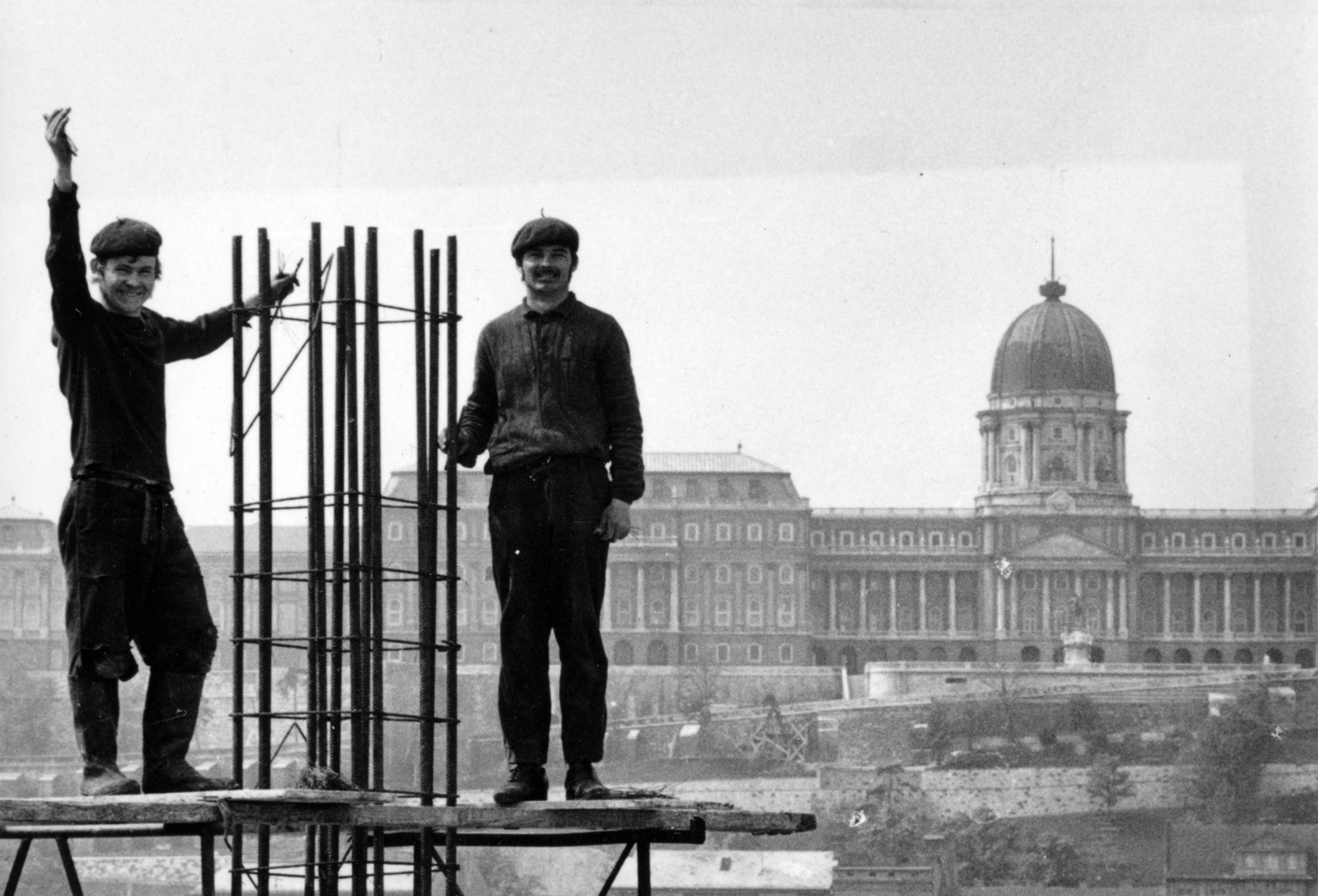 Magyarország, Budapest V., Széchenyi István (Roosevelt) tér, az állami külkereskedelmi vállalatok székházának tervezett irodaház (Spenótház) építkezése háttérben a Budavári Palota (egykor Királyi Palota)., 1973, Középületépítő Vállalat - Kreszán Albert - Koczka András - Kemecsei József, Budapest, munkás, Best of, Fortepan #227731