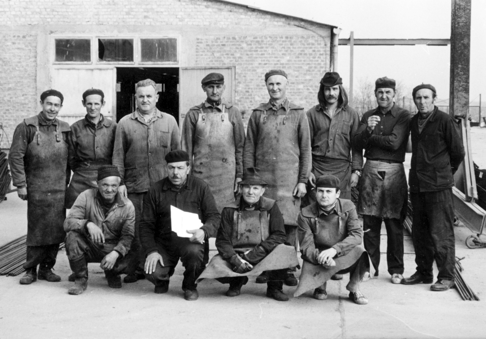 1974, Középületépítő Vállalat - Kreszán Albert - Koczka András - Kemecsei József, worker, protective clothing, apron, squatting, working clothes, tableau, Best of, Fortepan #227749