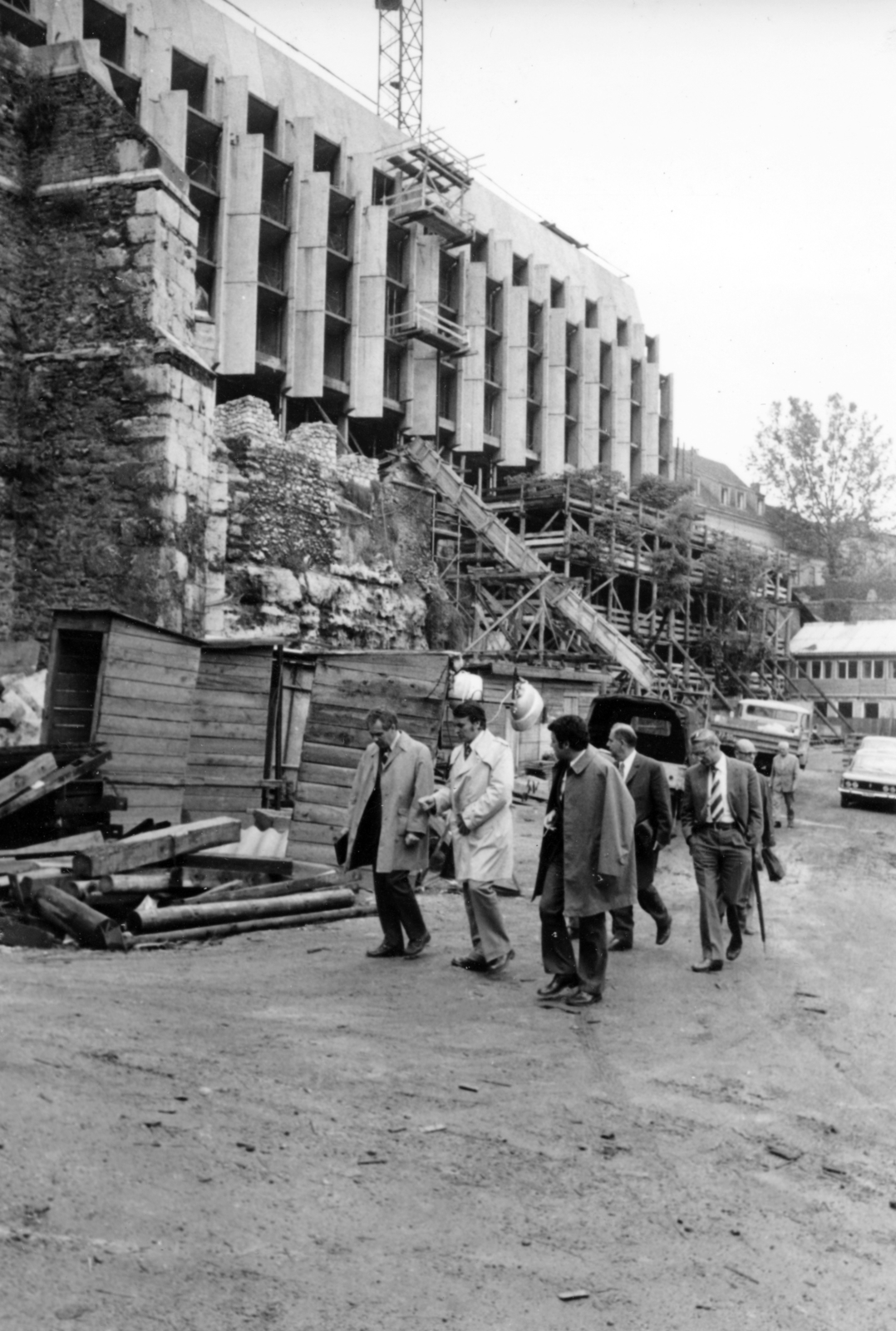 Hungary, Budapest I., a Halászbástya - Gimnázium utca - Iskola lépcső közötti terület a budai Vár falánál, fent a Hilton szálló építkezése., 1975, Középületépítő Vállalat - Kreszán Albert - Koczka András - Kemecsei József, Budapest, Fortepan #227760