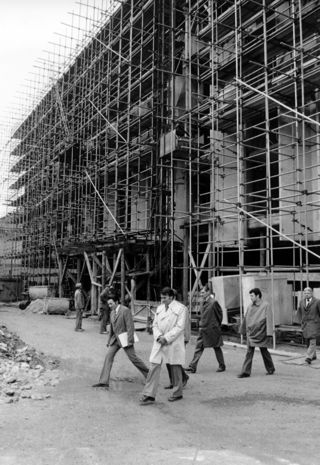 Magyarország, budai Vár, Budapest I., látogatók az épülő Hilton szálló előtt., 1975, Középületépítő Vállalat - Kreszán Albert - Koczka András - Kemecsei József, Budapest, Fortepan #227763
