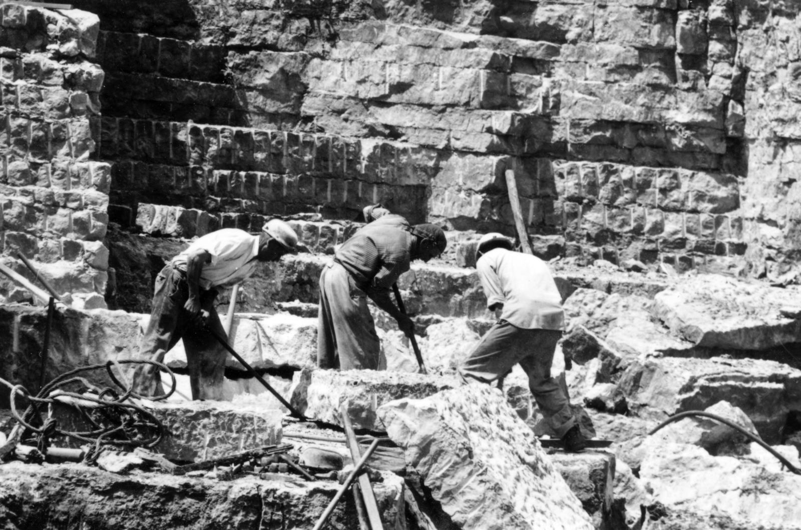 Hungary, Tardos, mészkőbánya., 1968, Középületépítő Vállalat - Kreszán Albert - Koczka András - Kemecsei József, miner, Fortepan #227786