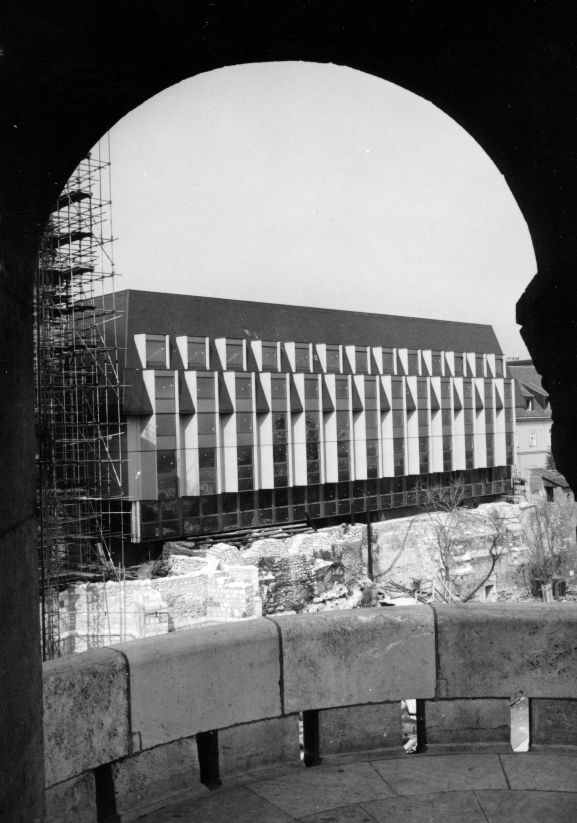 Hungary, Halászbástya, Budapest I., kilátás az építés alatt álló Hilton száló felé., 1976, Középületépítő Vállalat - Kreszán Albert - Koczka András - Kemecsei József, Budapest, Fortepan #227815