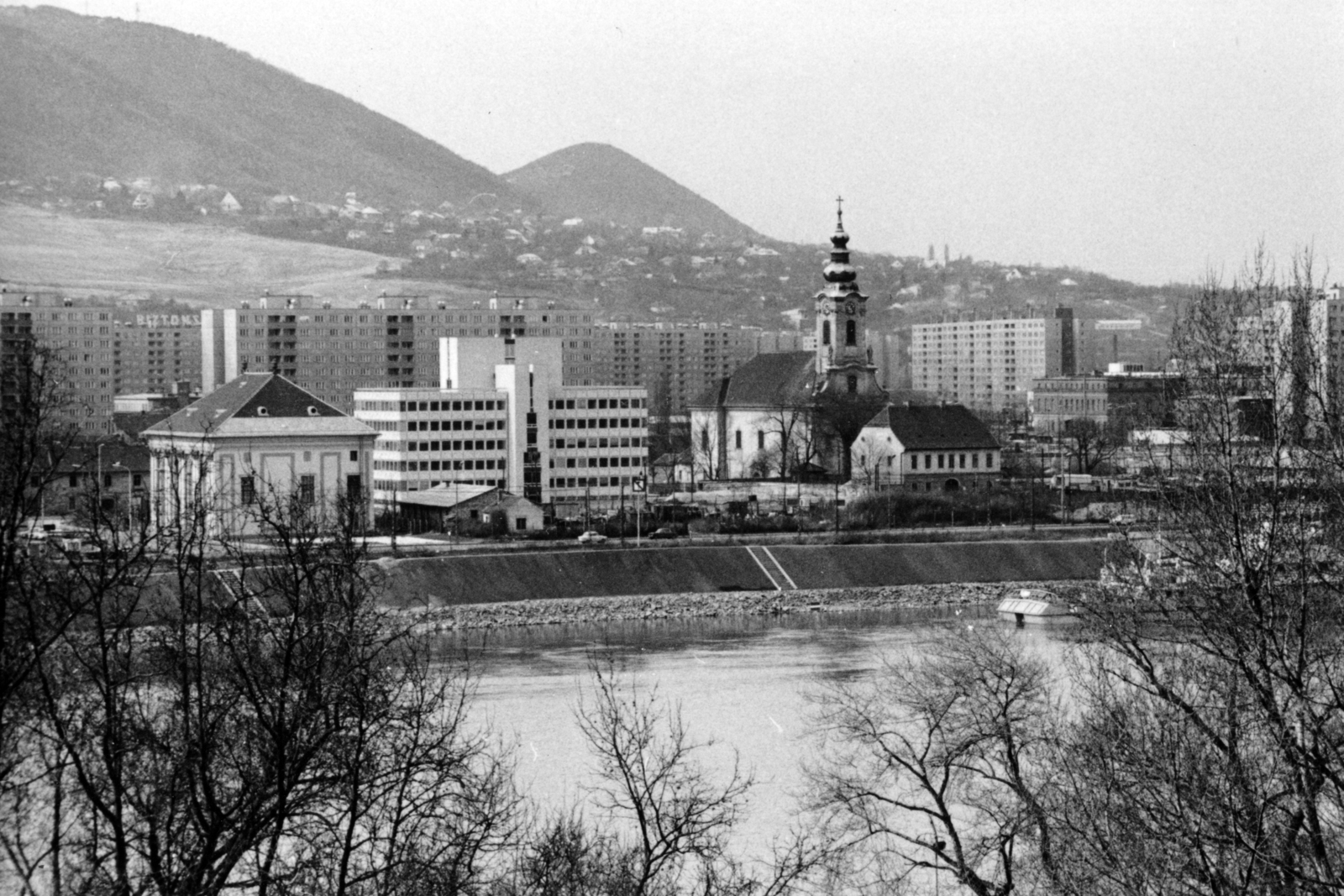 Hungary, Margit Islands, Budapest,Budapest III., a túlparton Óbuda, balra az Óbudai zsinagóga. középen az AGROBER irodaház, jobbra a Szent Péter és Pál-templom látható., 1980, Középületépítő Vállalat - Kreszán Albert - Koczka András - Kemecsei József, Budapest, picture, Károly Jurcsik-plan, Károly Parádi-plan, Fortepan #227818