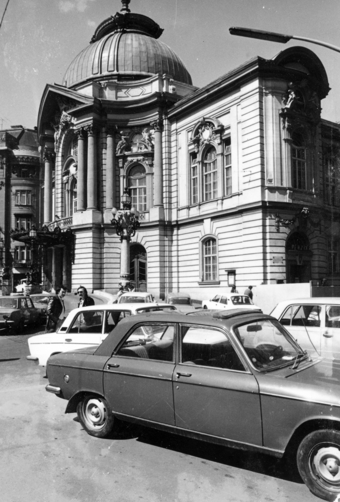 Magyarország, Budapest XIII., Szent István körút, Vígszínház., 1977, Középületépítő Vállalat - Kreszán Albert - Koczka András - Kemecsei József, Peugeot 304, Budapest, Fortepan #227819