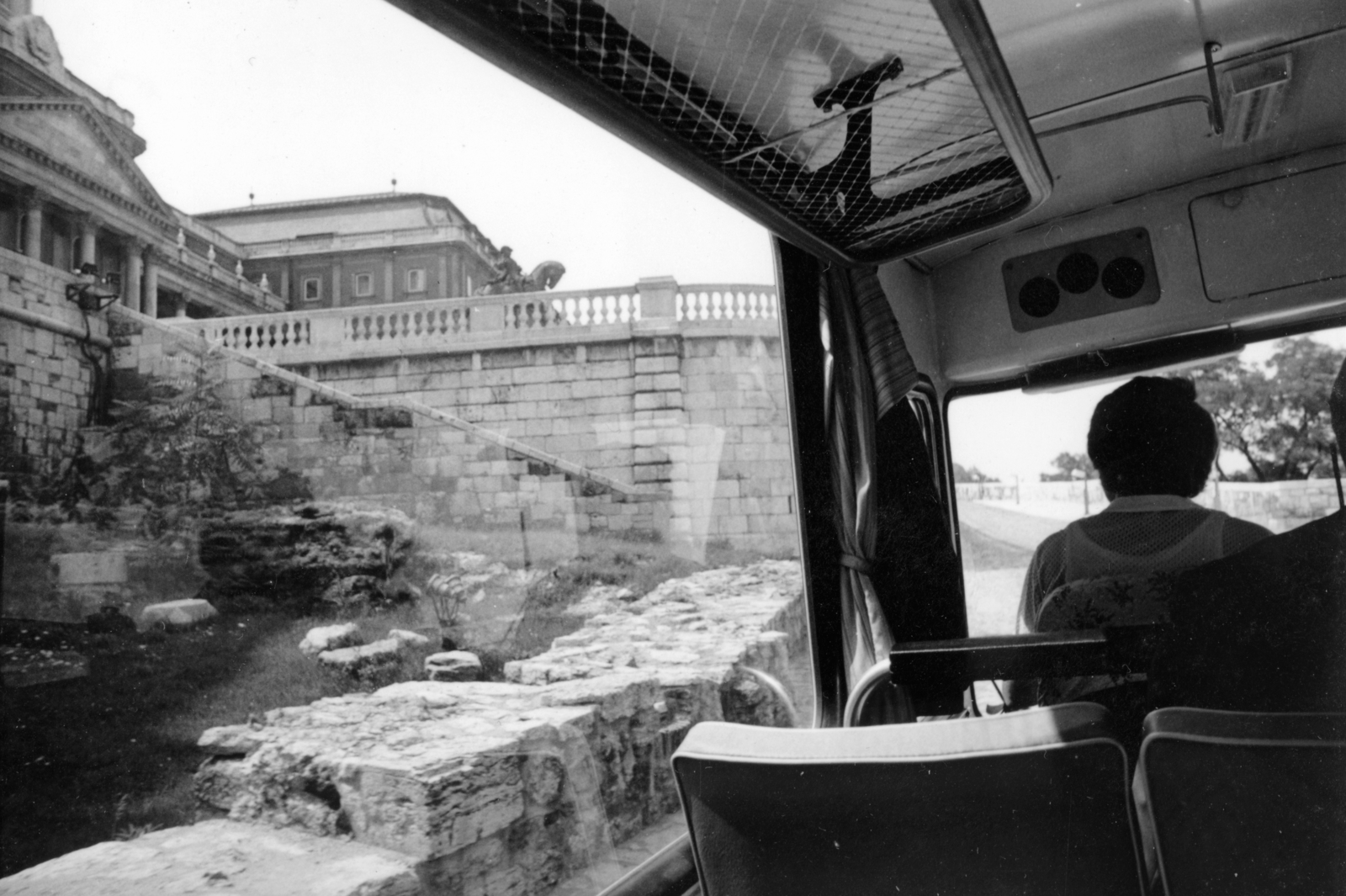Magyarország, budai Vár, Budapest I., egy Ikarus 211 Várbusz utastere, balra a Budavári Palota (korábban Királyi Palota)., 1975, Középületépítő Vállalat - Kreszán Albert - Koczka András - Kemecsei József, Ikarus 211, Budapest, autóbusz, Fortepan #227828