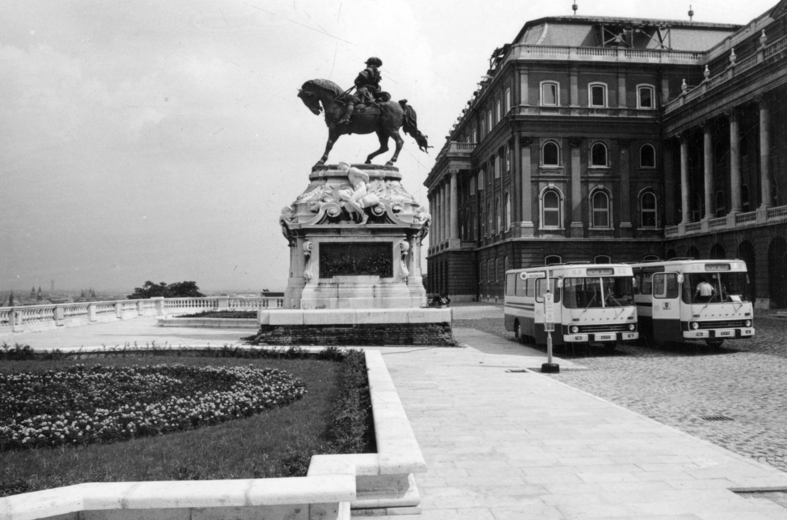 Hungary, Budapest I., Savoyai terasz, Savoyai Jenő lovasszobra (Róna József, 1899.) a Budavári Palota (korábban Királyi Palota) előtt., 1975, Középületépítő Vállalat - Kreszán Albert - Koczka András - Kemecsei József, Budapest, bus, bus stop, Fortepan #227831