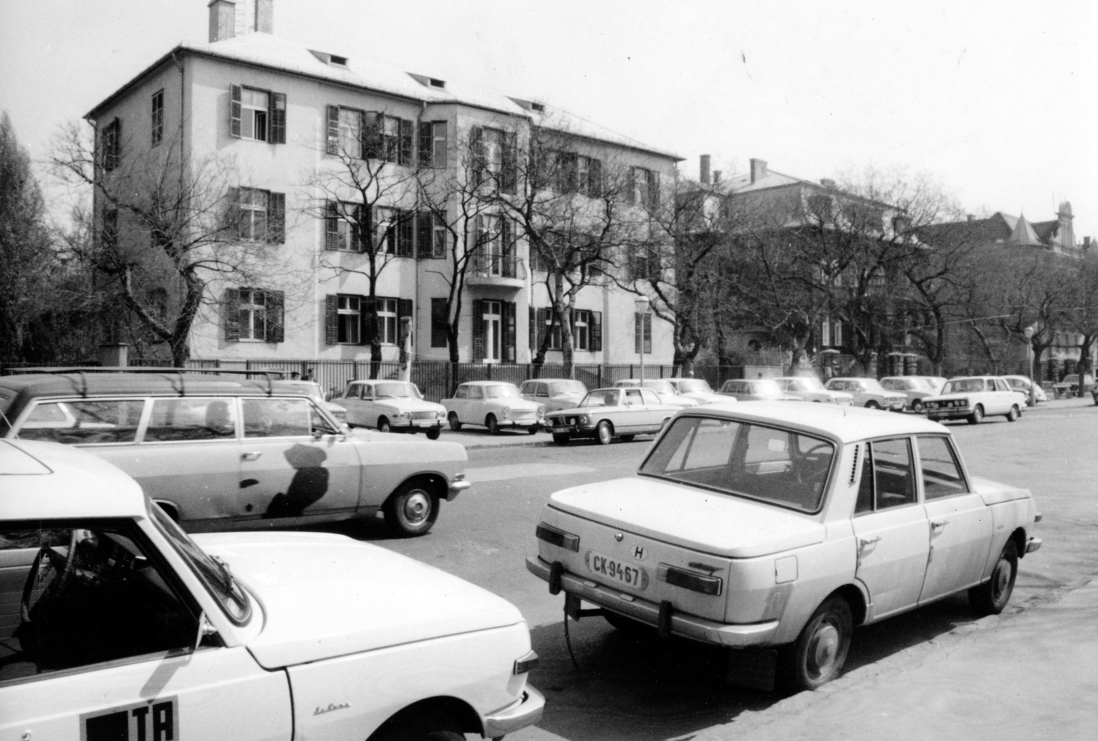 Magyarország, Budapest XIV., Stefánia (Népstadion) út, szemben a 99-es számú épület látható., 1977, Középületépítő Vállalat - Kreszán Albert - Koczka András - Kemecsei József, rendszám, Budapest, BMW 02, Volkswagen Bogár, Opel Rekord A, Fortepan #227838