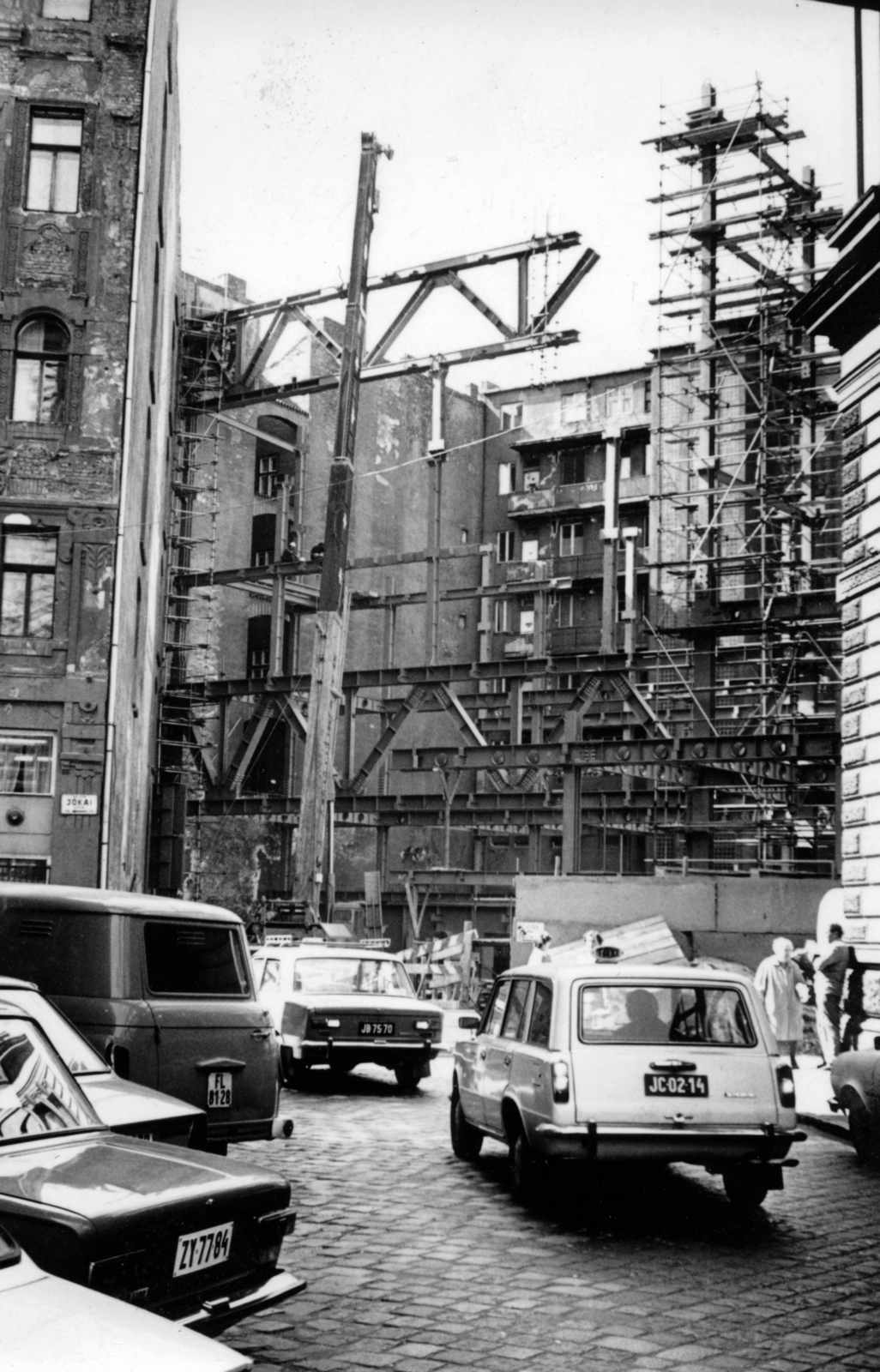Magyarország, Budapest VI., Nyugati (Marx) tér, szemben a Skála Metró nagyáruház építkezése. Balra a Jókai utca 40., jobbra az egykori indóházból kialakított MÁV BVKH / Bevételellenőrzési, Visszatérítési és Kártérítési Hivatal., 1979, Középületépítő Vállalat - Kreszán Albert - Koczka András - Kemecsei József, rendszám, bevásárlóközpont, Budapest, Fortepan #227846