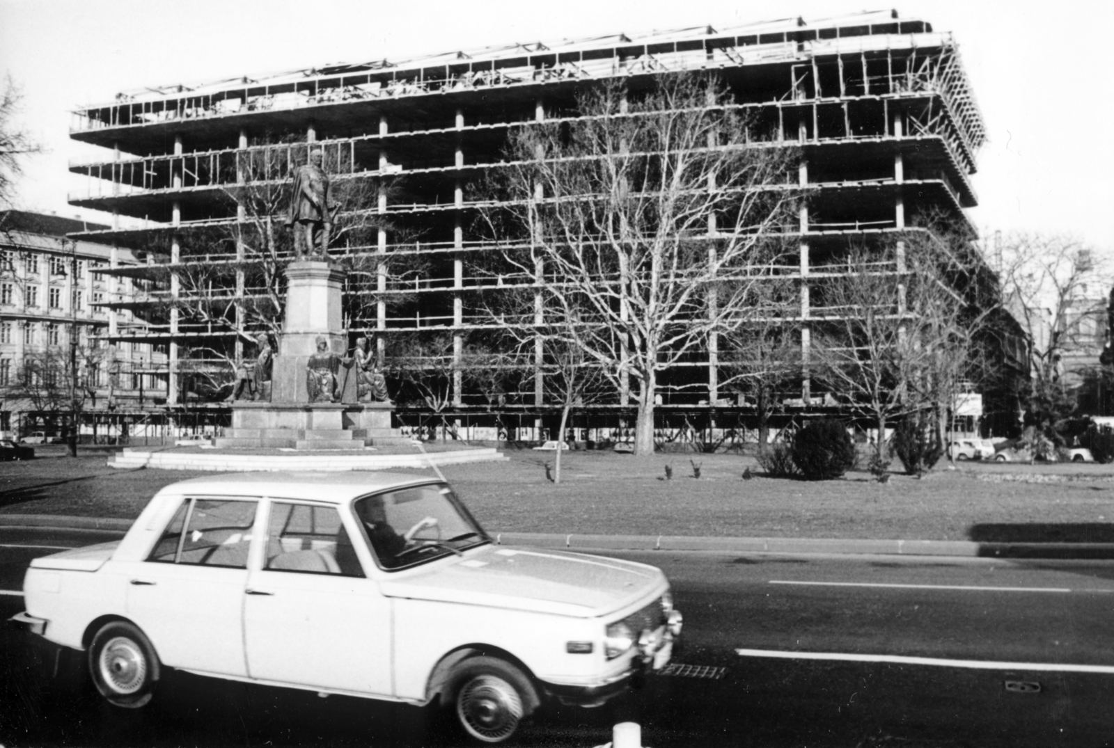 Hungary, Budapest V., Széchenyi István (Roosevelt) tér, az állami külkereskedelmi vállalatok székházának tervezett irodaház (Spenótház) építkezése. Előtte Széchenyi István szobra (Engel József, 1880.)., 1974, Középületépítő Vállalat - Kreszán Albert - Koczka András - Kemecsei József, István Széchenyi-portrayal, Budapest, Best of, Fortepan #227867