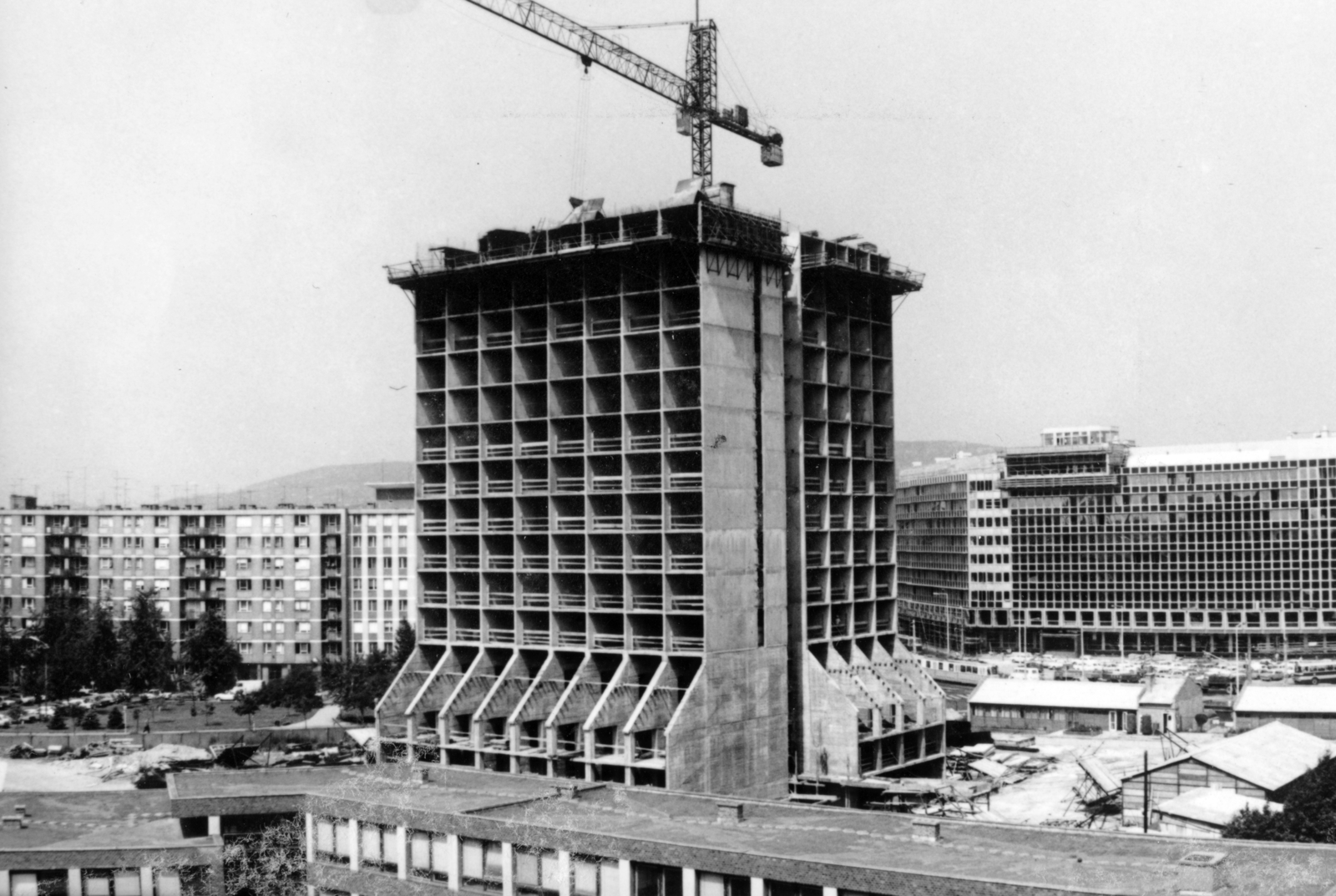 Hungary, Budapest XI., a Budafoki út - Irinyi József utca sarkán álló BME Schönherz Kollégium építkezése. Jobbra a háttérben az Országos Kőolaj- és Gázipari Tröszt (OKGT) épülete látszik., 1979, Középületépítő Vállalat - Kreszán Albert - Koczka András - Kemecsei József, Budapest, tall house, construction, Best of, Fortepan #227868