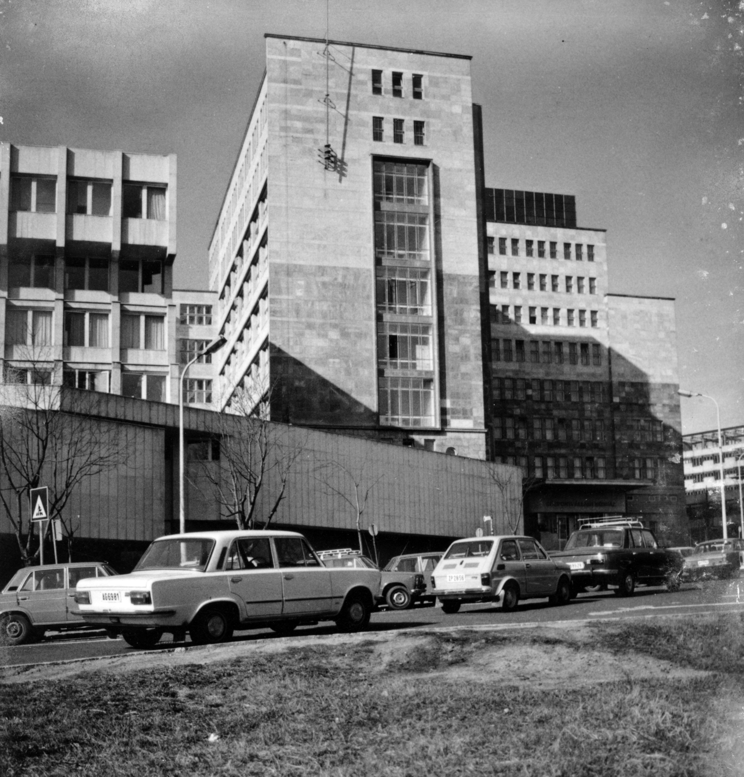 Magyarország, Budapest XII., Kútvölgyi úti Központi Állami Kórház (később Észak-Közép-budai Centrum, Új Szent János Kórház és Szakrendelő Kútvölgyi Tömb)., 1979, Középületépítő Vállalat - Kreszán Albert - Koczka András - Kemecsei József, rendszám, Budapest, Fortepan #227869