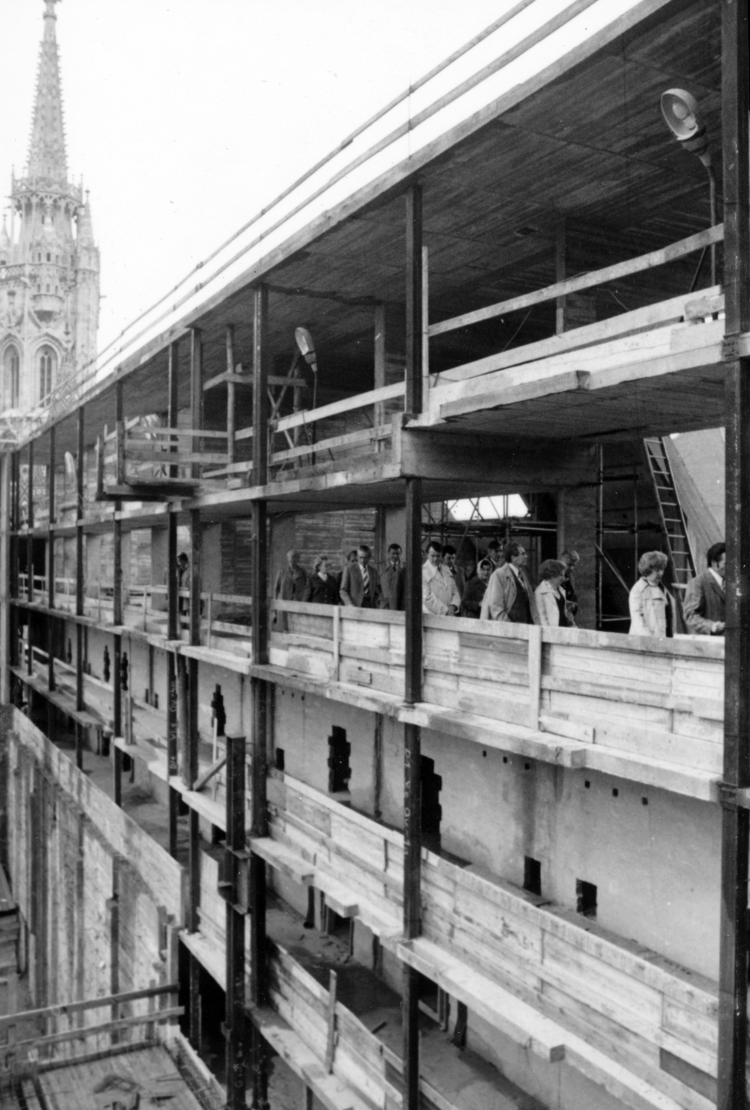 Hungary, Budapest I., a Hilton szálló építkezése, háttérben a Mátyás-templom tornya., 1975, Középületépítő Vállalat - Kreszán Albert - Koczka András - Kemecsei József, Budapest, construction, Best of, Fortepan #227885