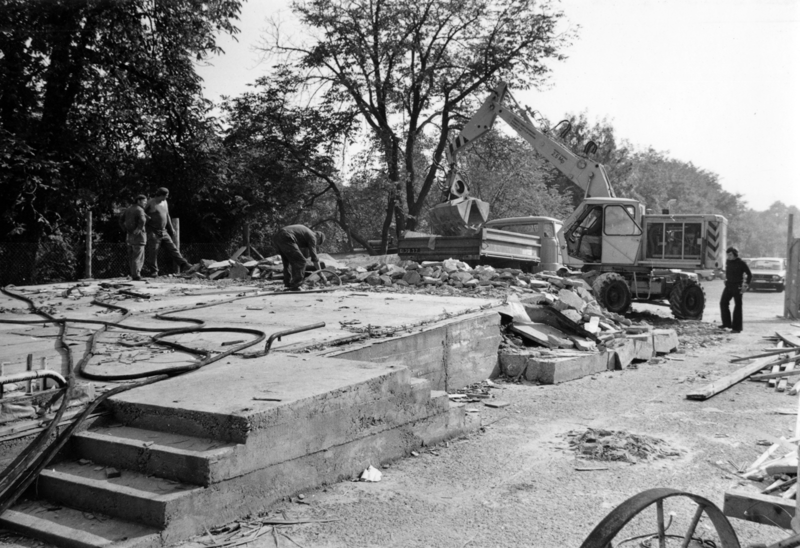 1979, Középületépítő Vállalat - Kreszán Albert - Koczka András - Kemecsei József, markológép, épületbontás, Fortepan #227891