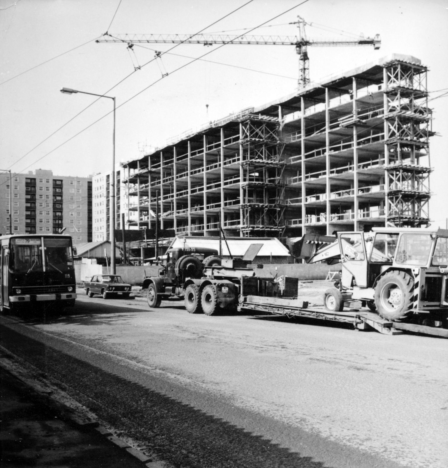 Hungary, Budapest XIII., Kárpát utca, szemben a Pozsonyi út 77-79. (ekkor Újpesti rakpart 37-38.) szám alatt épülő Kommunista Ifjúsági Szövetség (KISZ) Központi Bizottság székháza, balra a háttérben a Kárpát utca 18-26. számú panelház látható., 1978, Középületépítő Vállalat - Kreszán Albert - Koczka András - Kemecsei József, Budapest, Fortepan #227896