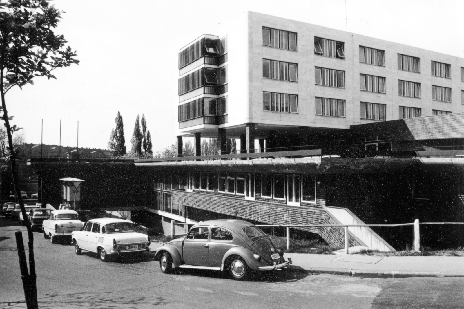 Hungary, Budapest XI., Molnár C. Pál (Balogh) lejtő, szemben a Villányi út 11-13. szám alatt az MSZMP oktatási épülete (később konferencia-központ és oktatási intézmény)., 1973, Középületépítő Vállalat - Kreszán Albert - Koczka András - Kemecsei József, Budapest, Volkswagen Beetle, Best of, Fortepan #227909