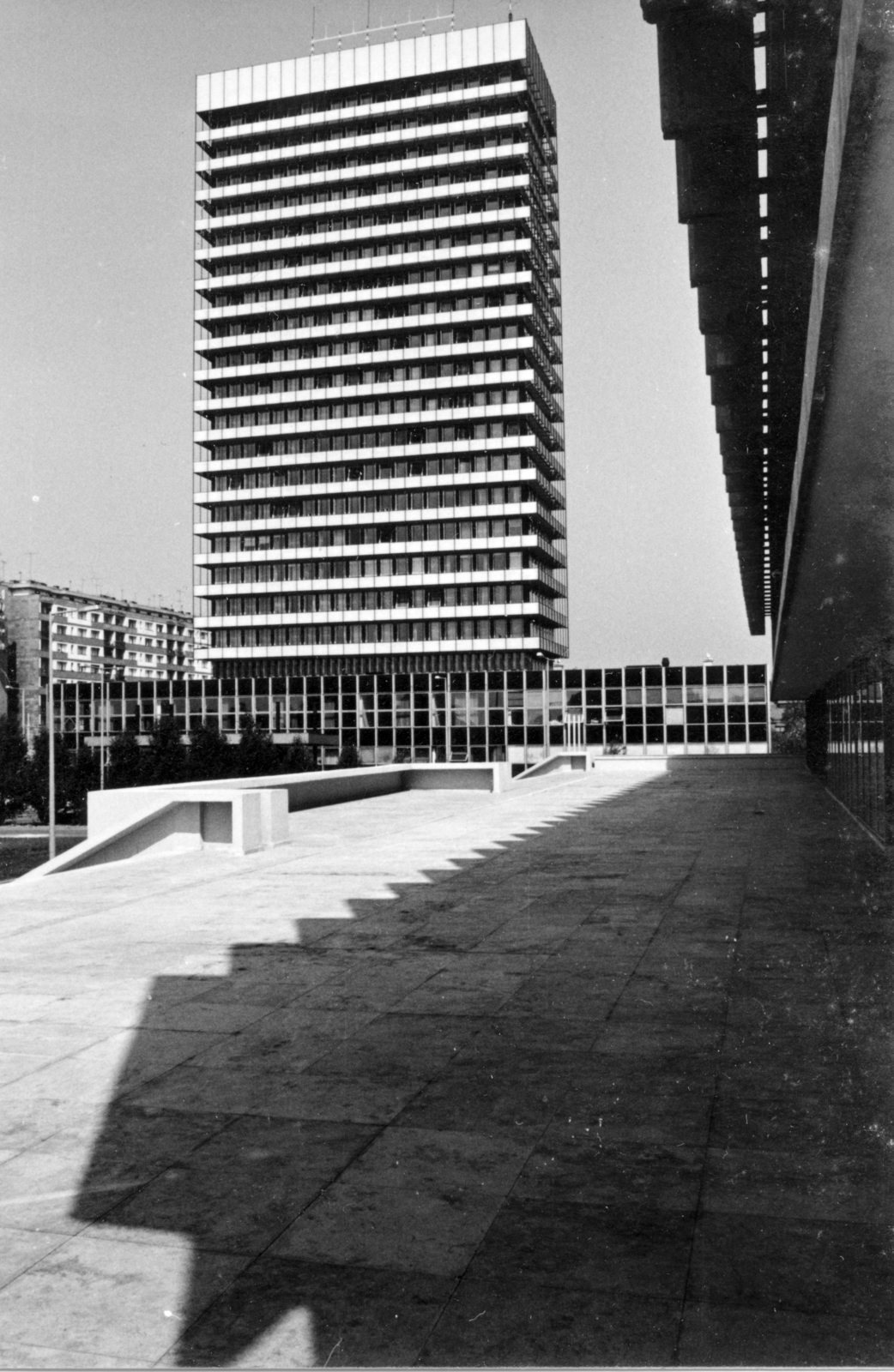 Magyarország, Budapest XIII., Róbert Károly körút - Váci út - Teve utca által határolt terület. Szemben a SZOT irodaház (később Nyugdíjfolyósító), a felvétel a kerületi pártház (később Magyar Államkincstár Budapesti és Pest Megyei Igazgatóság) épülete előtt készült., 1980, Középületépítő Vállalat - Kreszán Albert - Koczka András - Kemecsei József, magasház, Budapest, Fortepan #227911