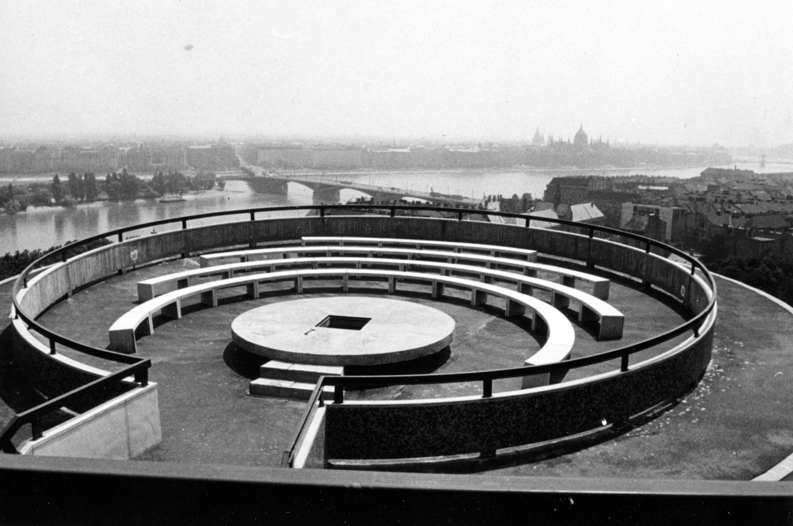 Hungary, Budapest II., Vérhalom utca 17-19., kilátás a SZOT szállóból a Duna és a Margit híd felé, előtérben a panoráma-bár feletti terasz látható., 1971, Középületépítő Vállalat - Kreszán Albert - Koczka András - Kemecsei József, Budapest, Fortepan #227915