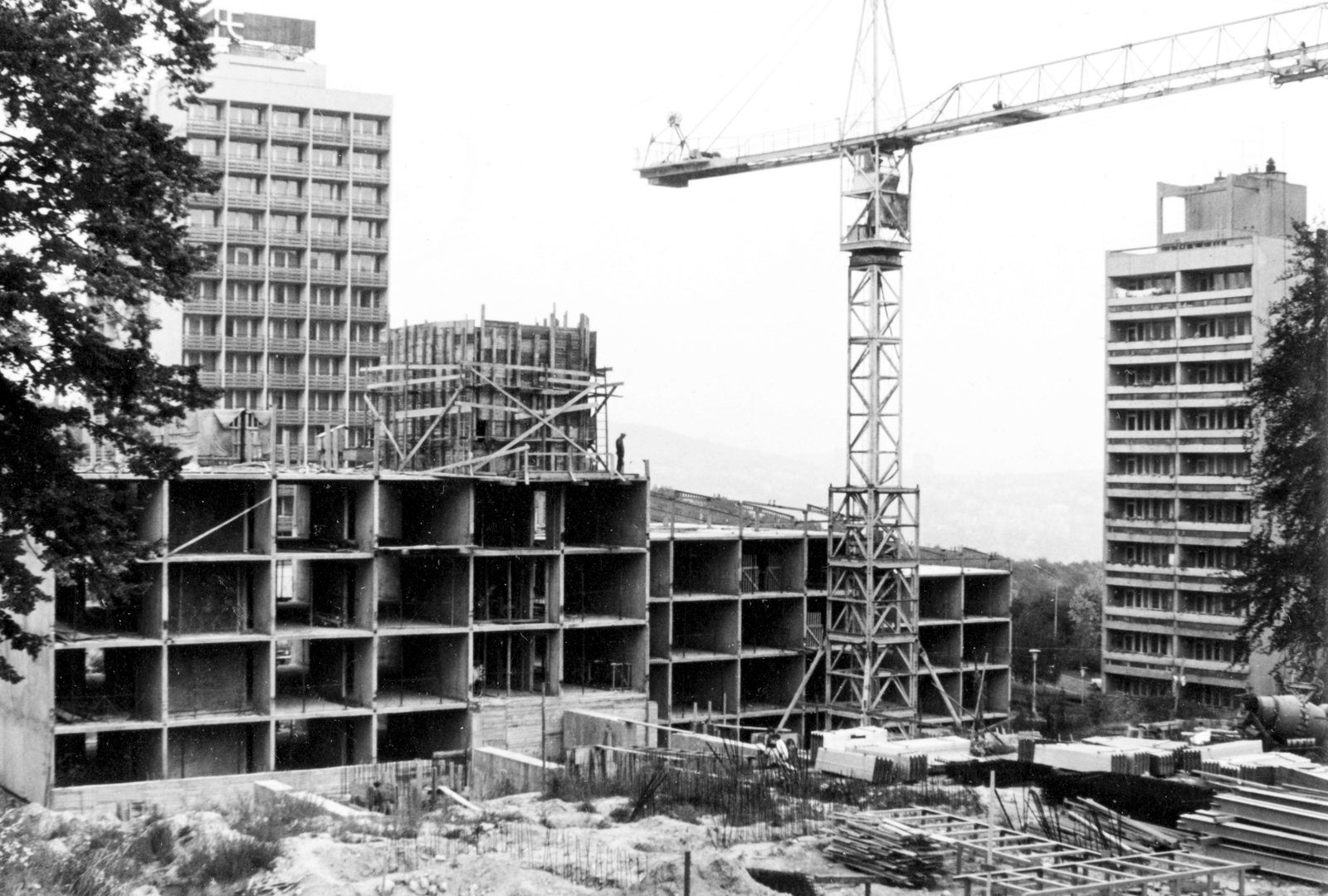 Hungary, Budapest II., Pálos utca 2., a Hotel Rege építkezése, mögötte az Európa szálló., 1981, Középületépítő Vállalat - Kreszán Albert - Koczka András - Kemecsei József, Budapest, Kálmán Tarnai-plan, Fortepan #227919