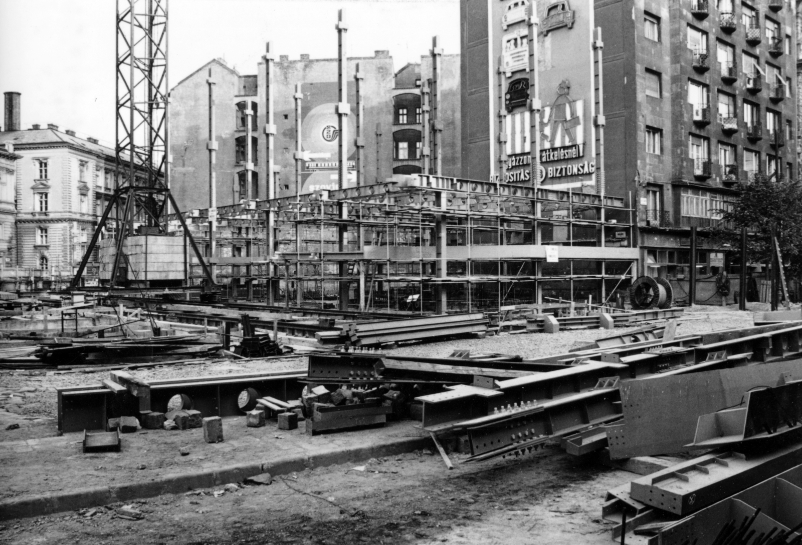 Magyarország, Budapest VI., a Jókai utca - Nyugati (Marx) tér - Bajcsy-Zsilinszky út közötti terület, a Skála Metró nagyáruház építkezése., 1978, Középületépítő Vállalat - Kreszán Albert - Koczka András - Kemecsei József, bevásárlóközpont, Budapest, Fortepan #227926